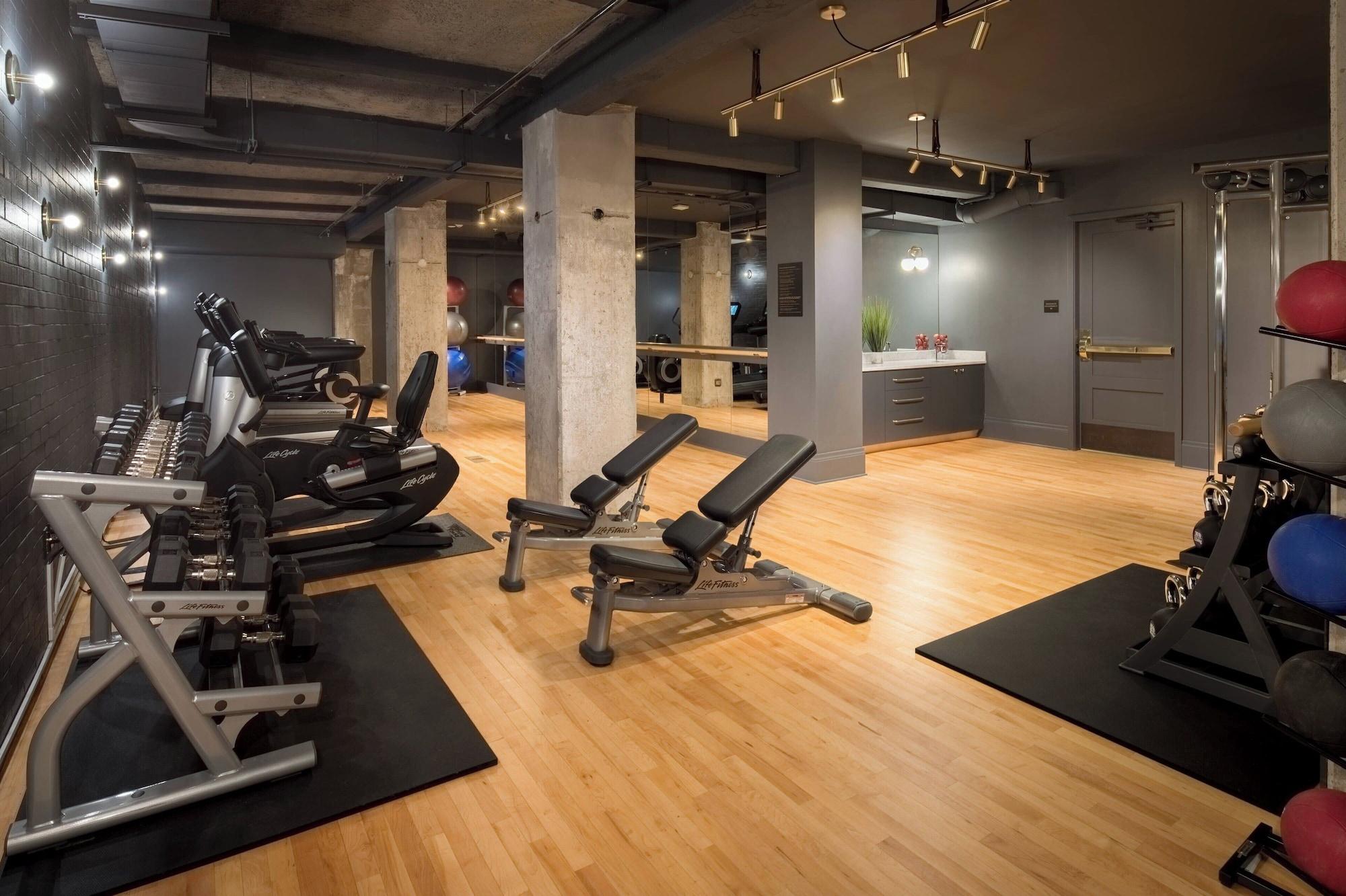Gimnasio The Hi-Lo, Autograph Collection