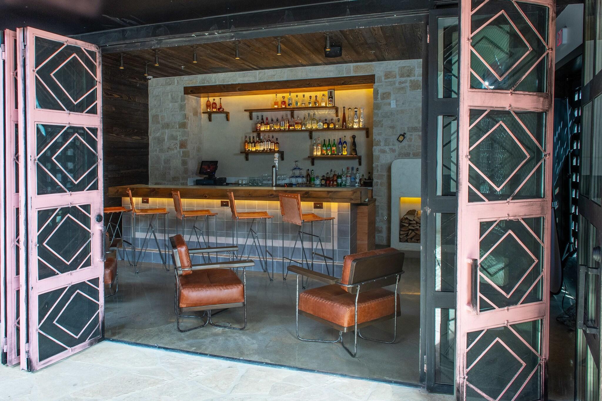 Bar/Salón Texican Court, by Valencia Hotel Collection