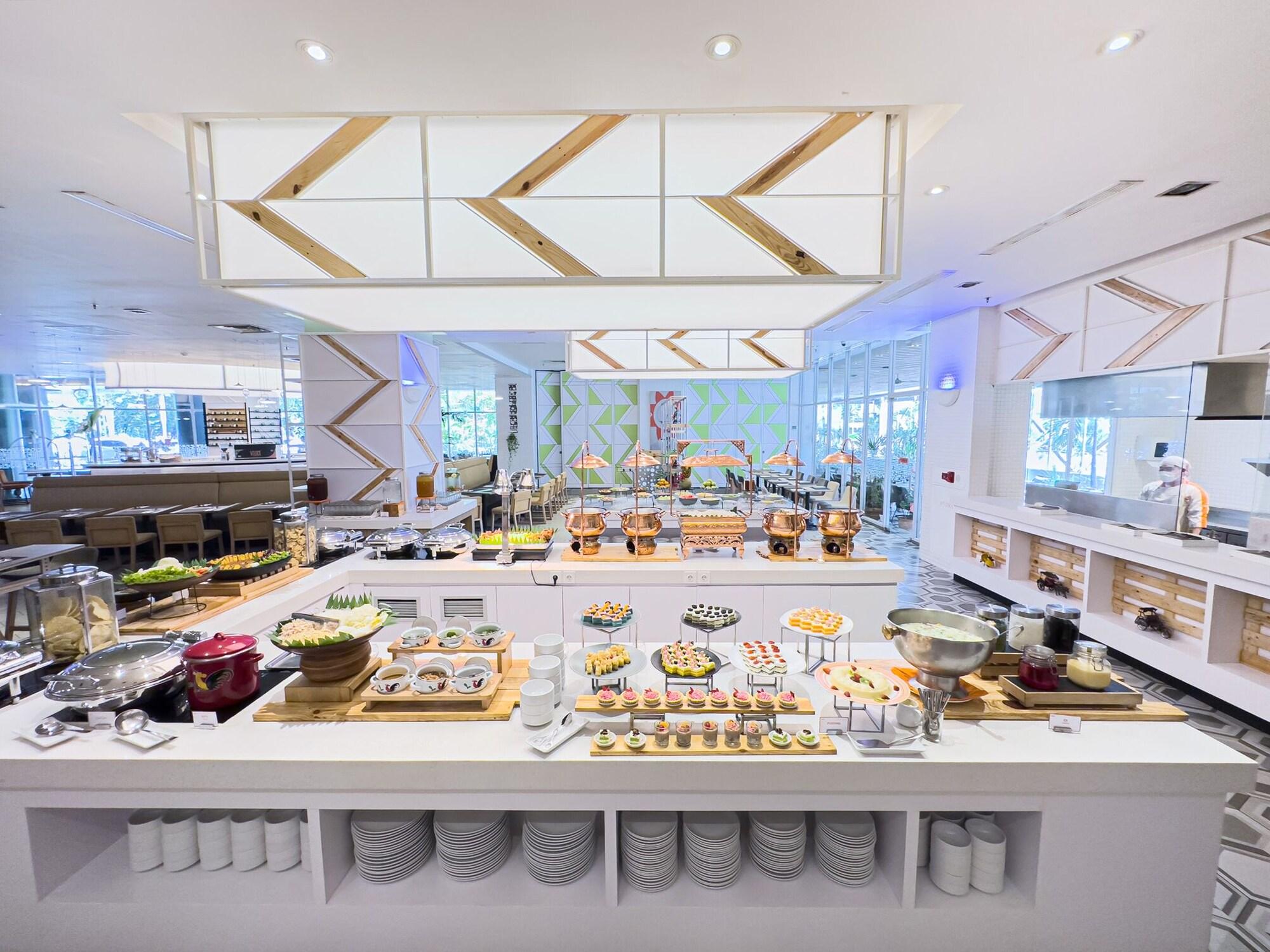 Restaurant HARRIS Hotel & Conventions Kelapa Gading Jakarta