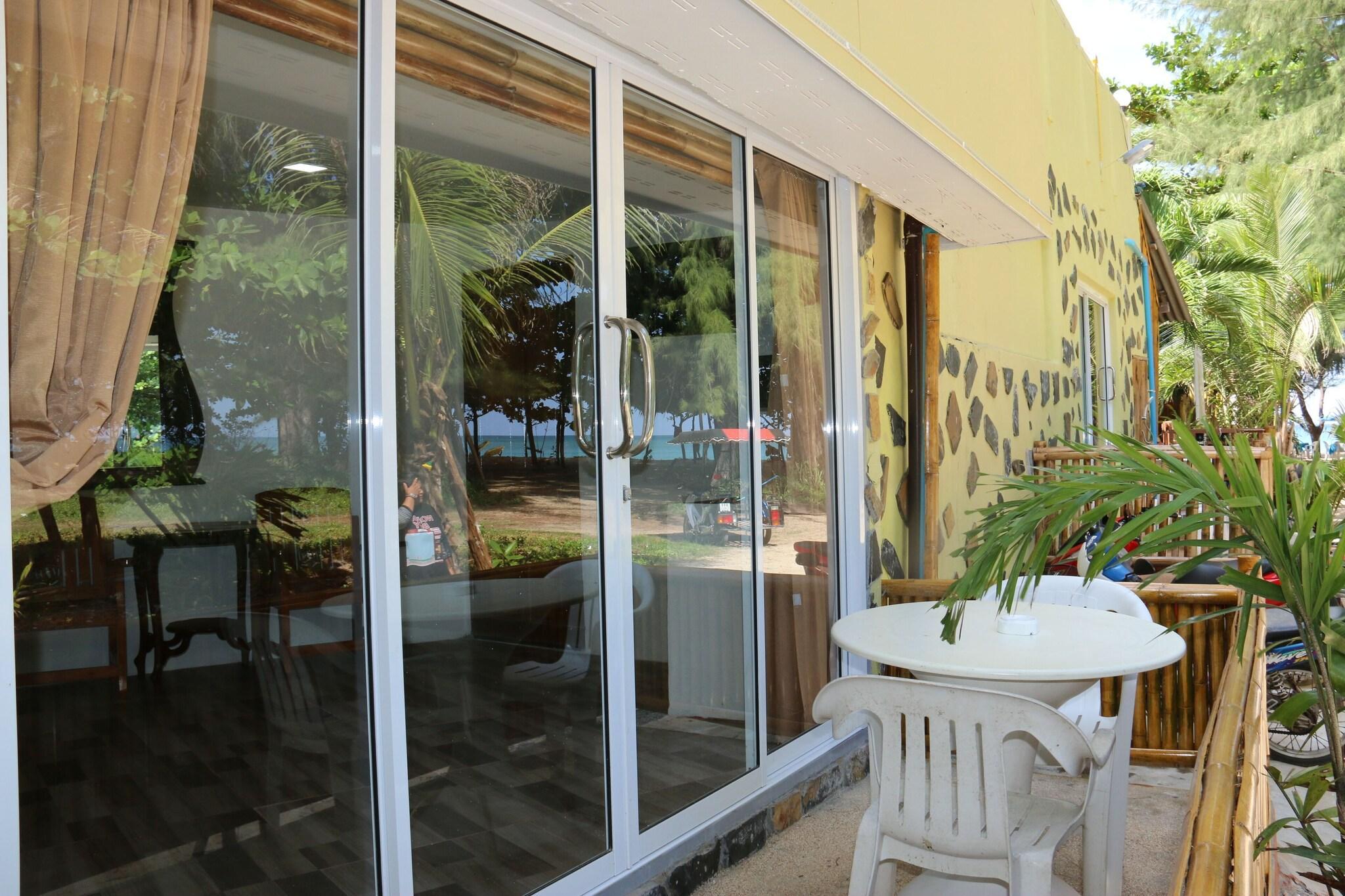 Varios Ruan Mai Naiyang Beach