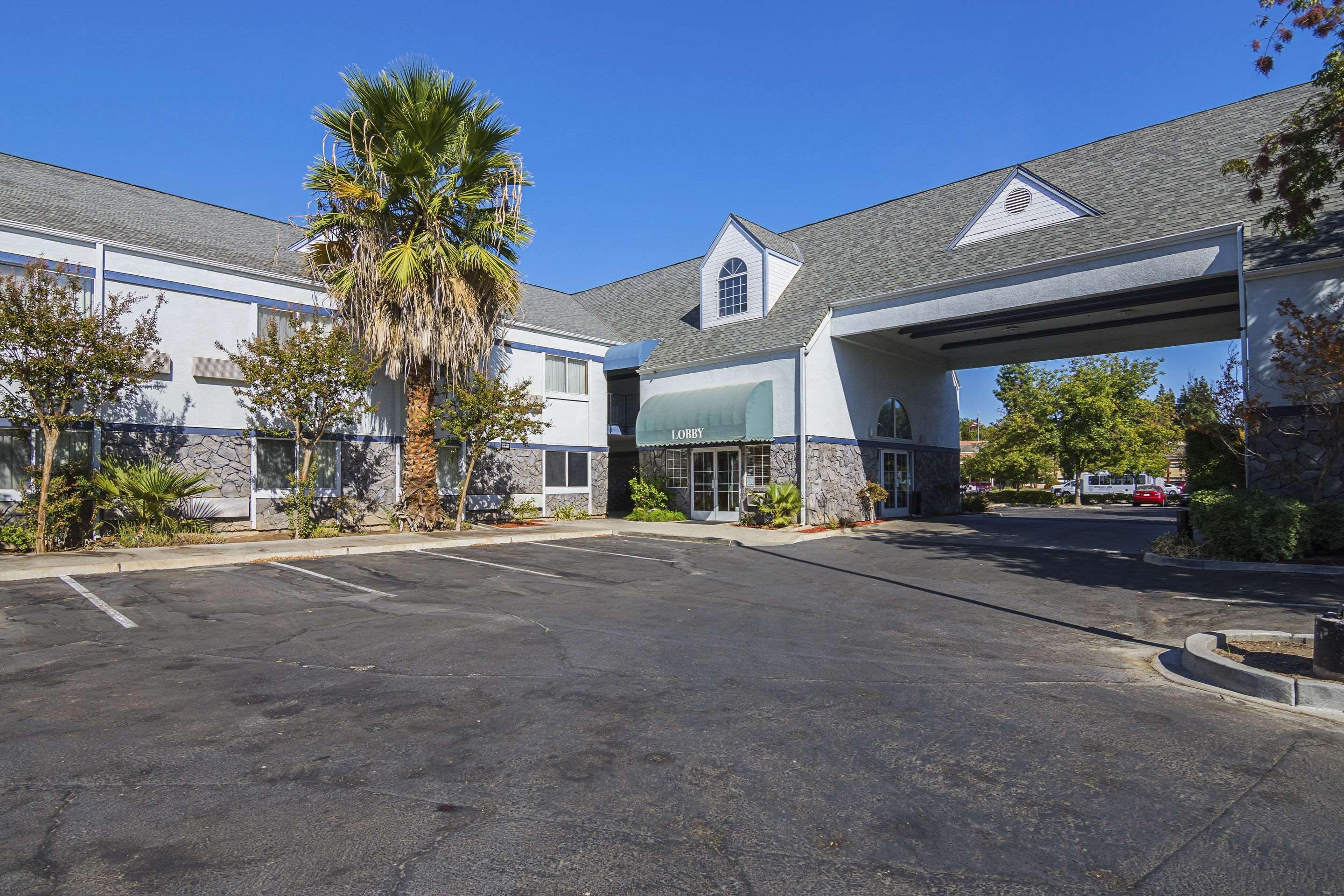 Vista Exterior Quality Inn Fresno Yosemite Airport
