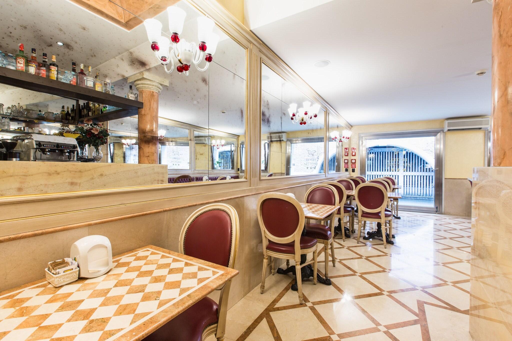 Bar/Salón Hotel Alcyone