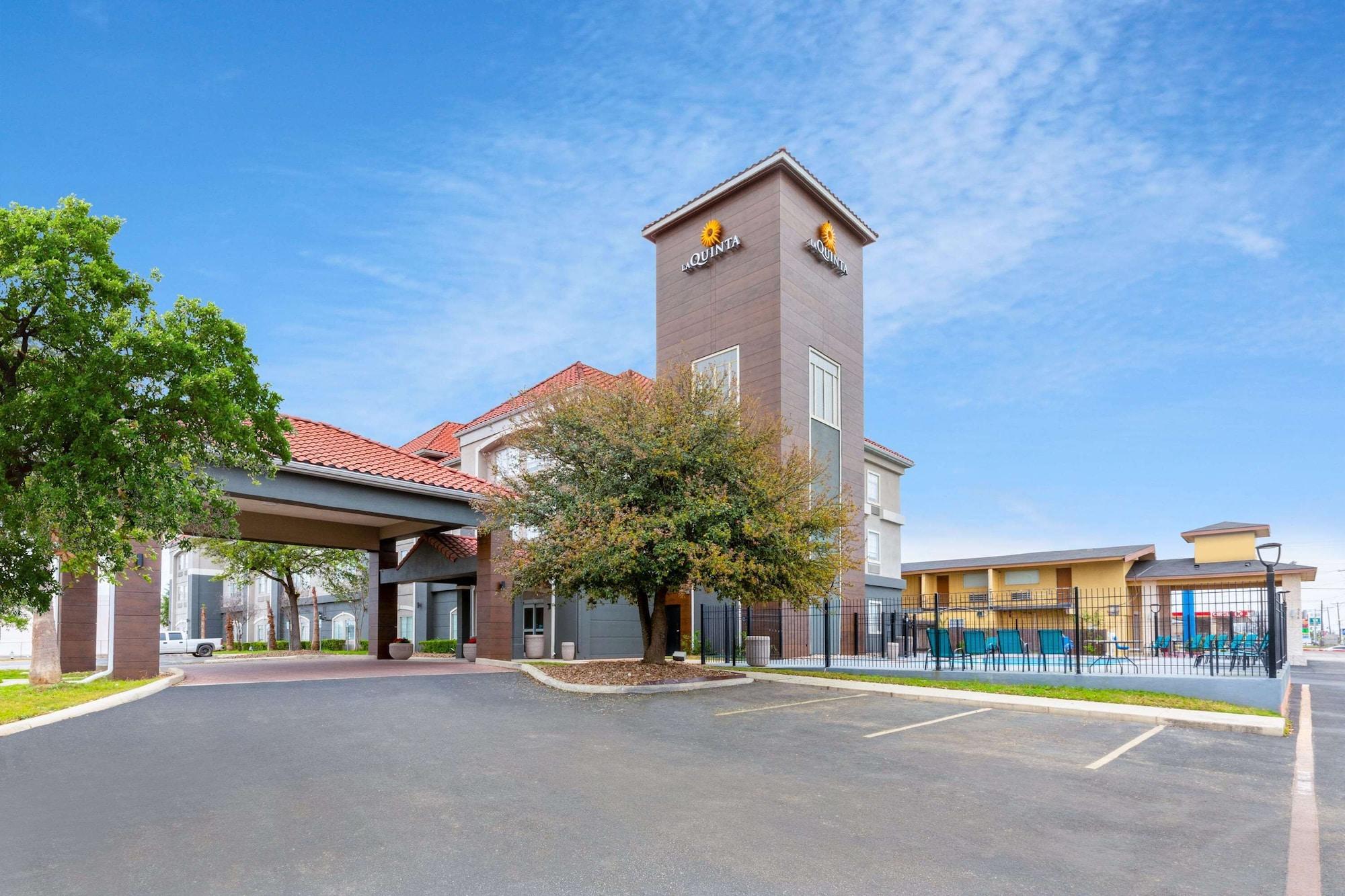 Vista Exterior La Quinta Inn & Suites by Wyndham New Braunfels