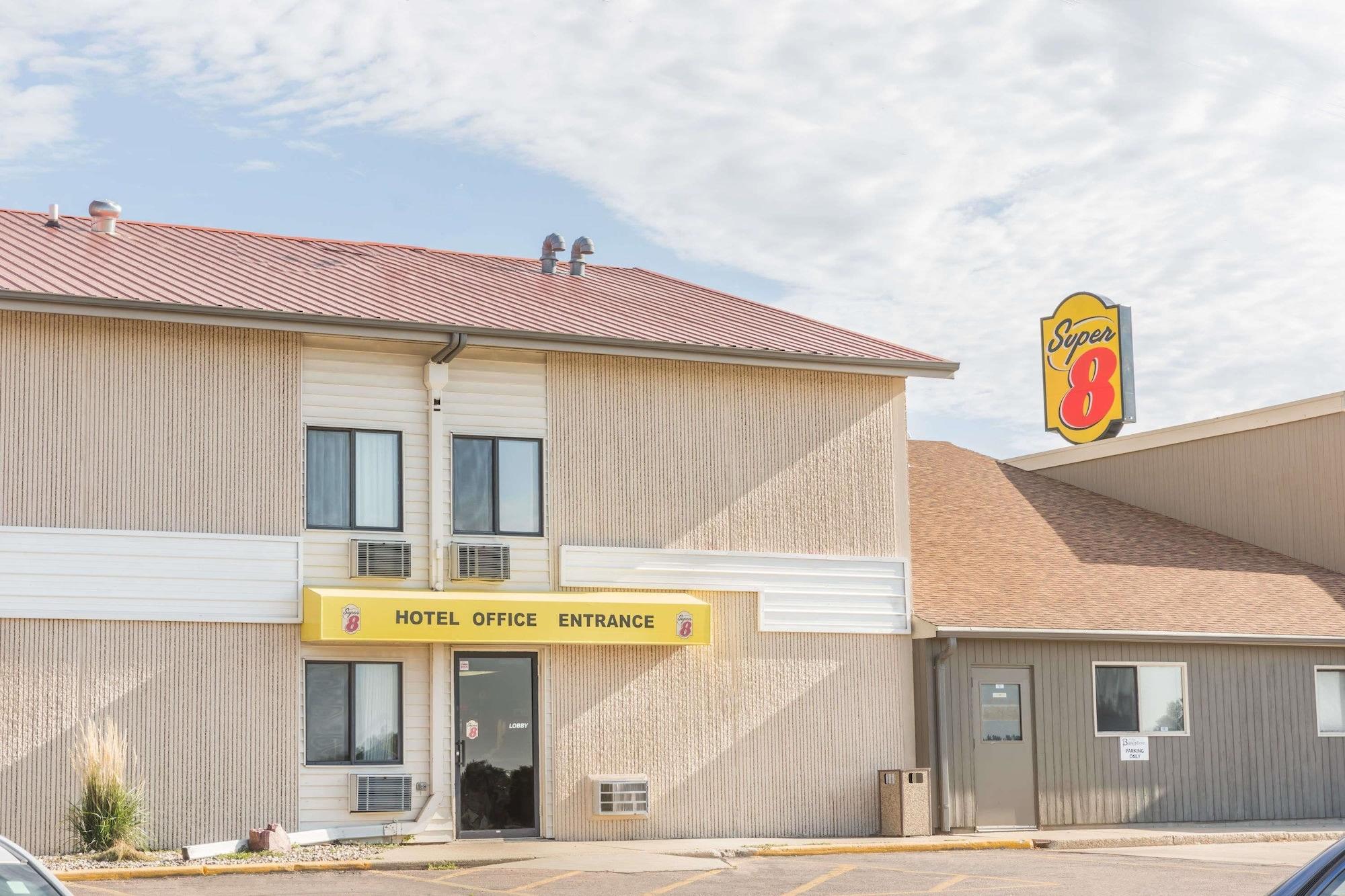 Vista Exterior Super 8 by Wyndham Luverne