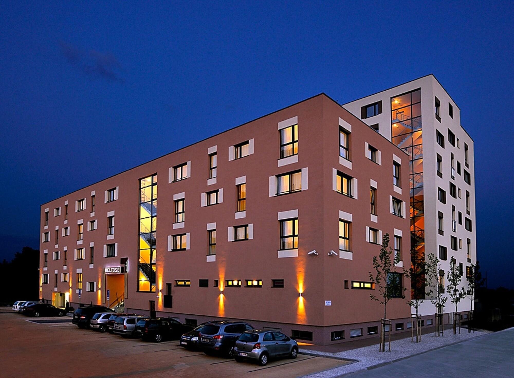 Vista Exterior Melrose Apartments 2