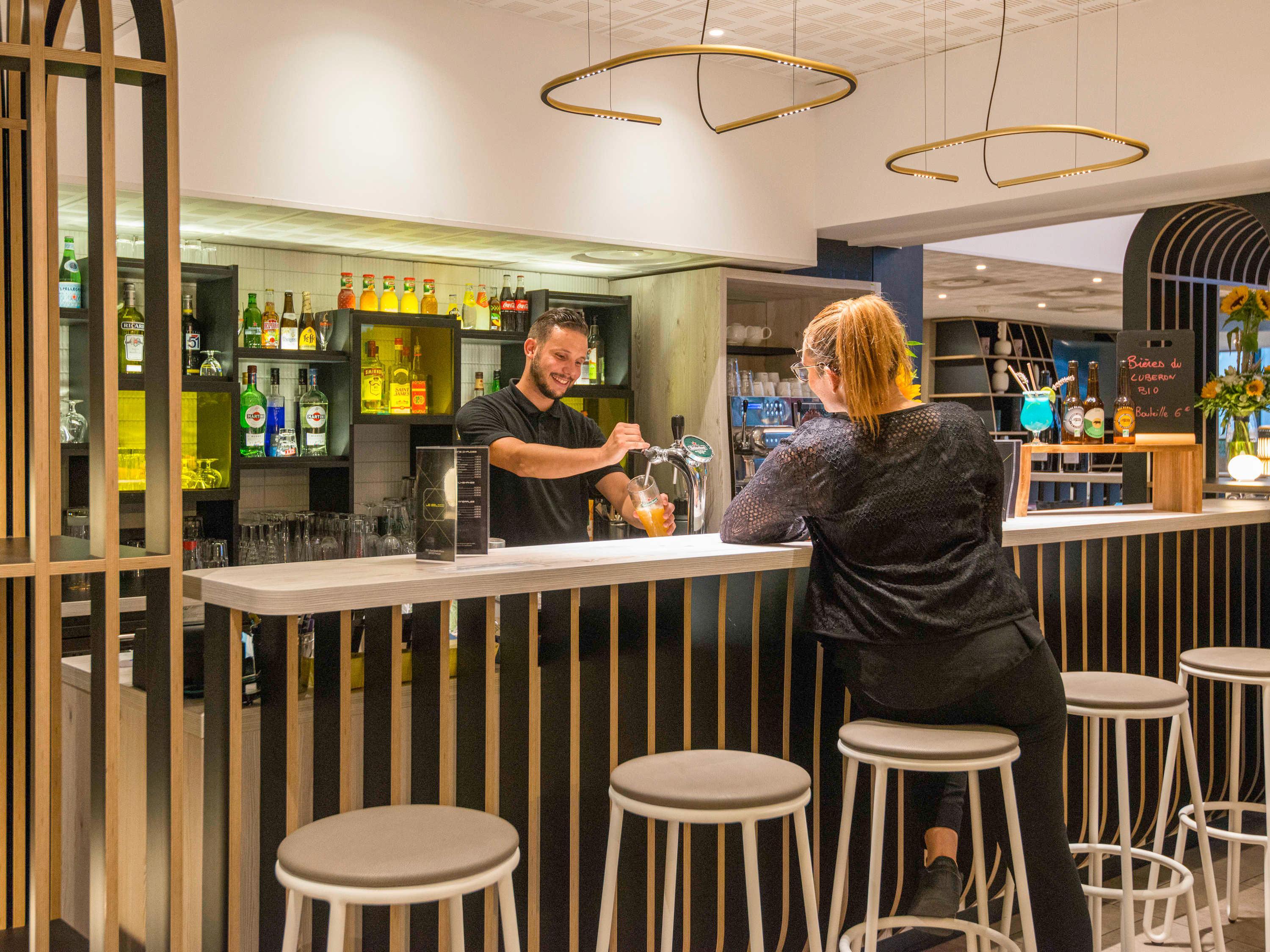 Bar/Salón ibis Styles Pertuis Portes du Luberon