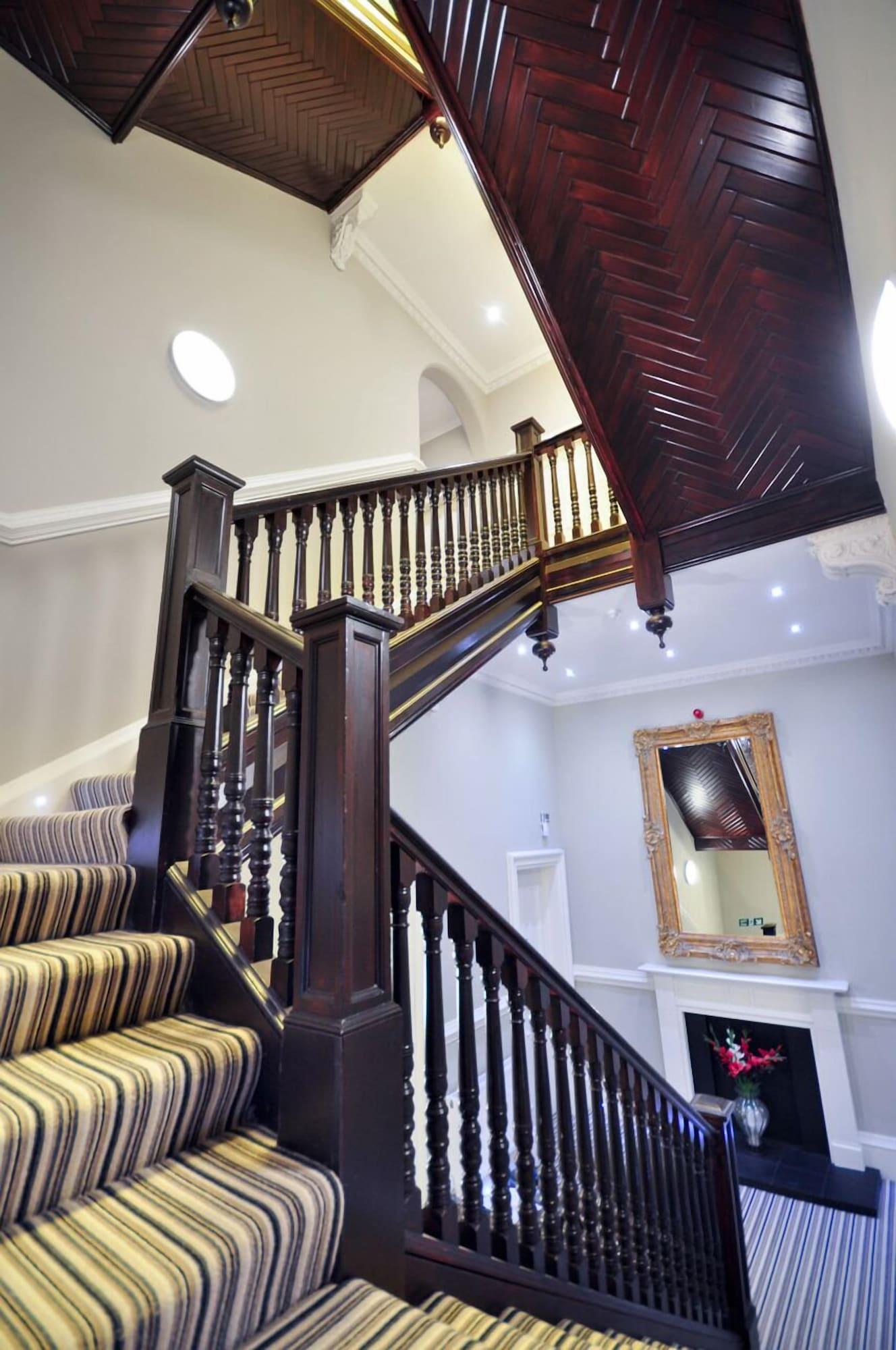 Varios Palmerston Suites