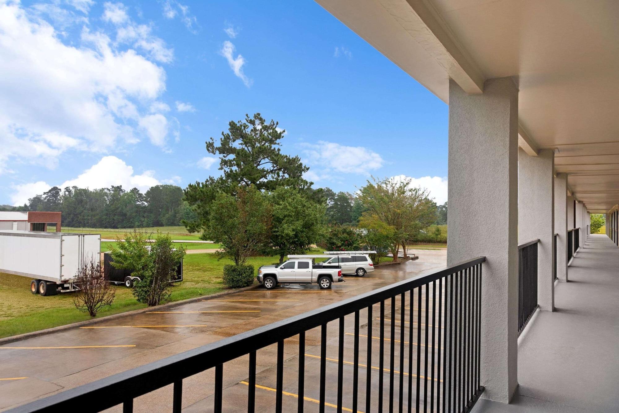 Varios Super 8 by Wyndham Brookhaven