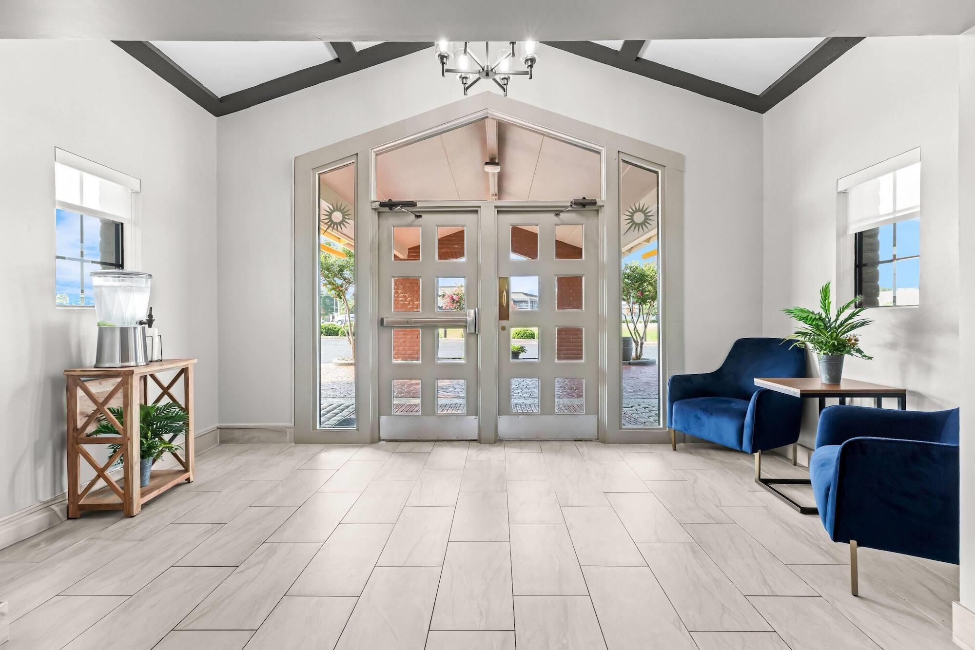 Vista Lobby La Quinta Inn by Wyndham Huntsville Research Park