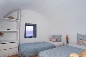 Alquiler Vacacional - Cave House Oia Santorini  Caldera View! Eco experience at the edge of the cliff