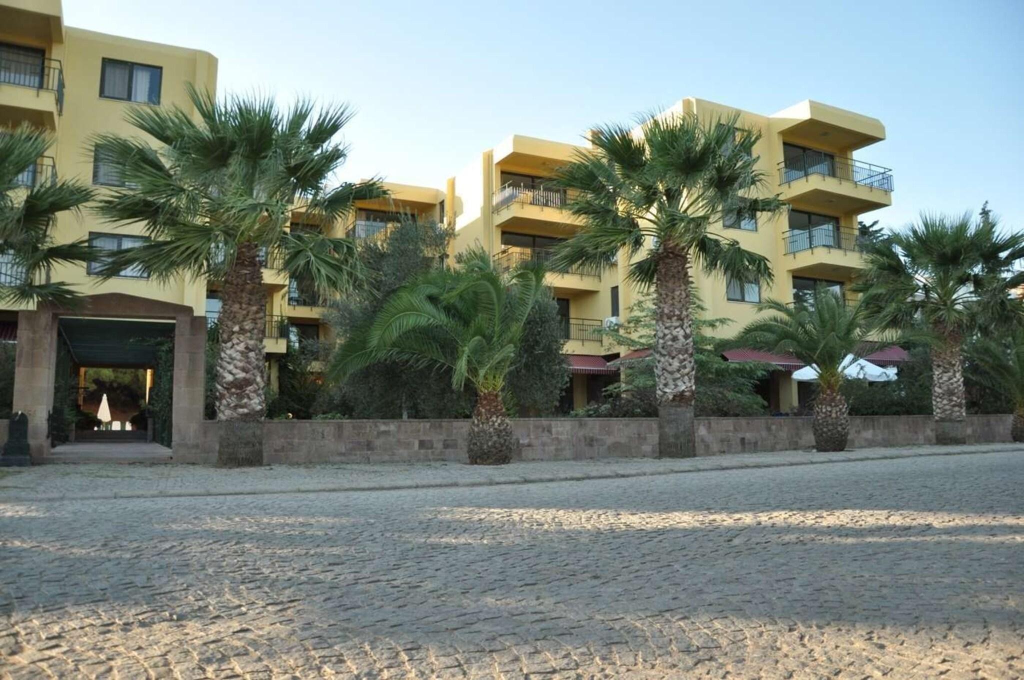 Vista Exterior Palm Court Suites