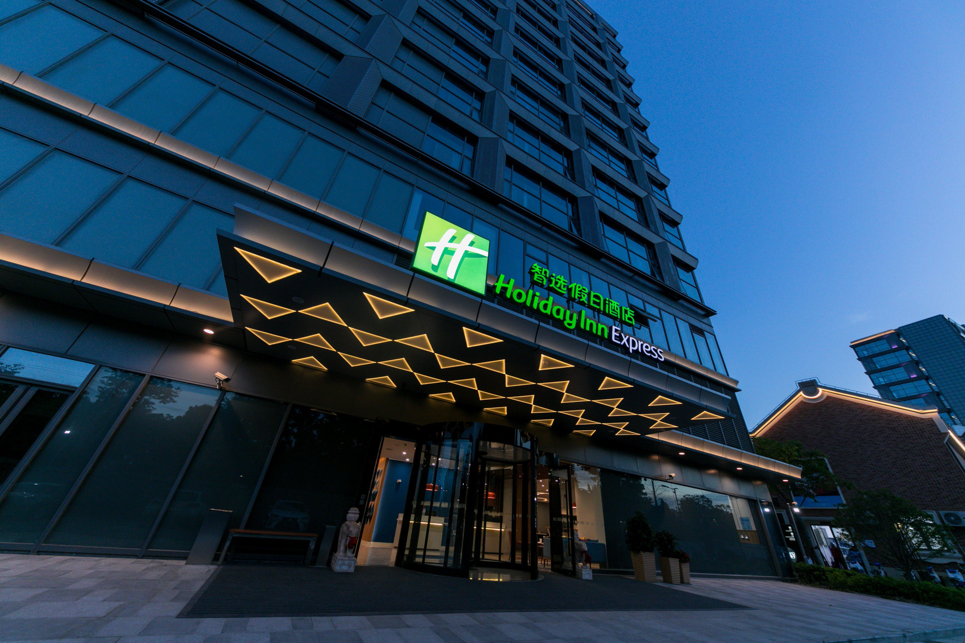 Vista Exterior Holiday Inn Express Shanghai Tangzhen by IHG