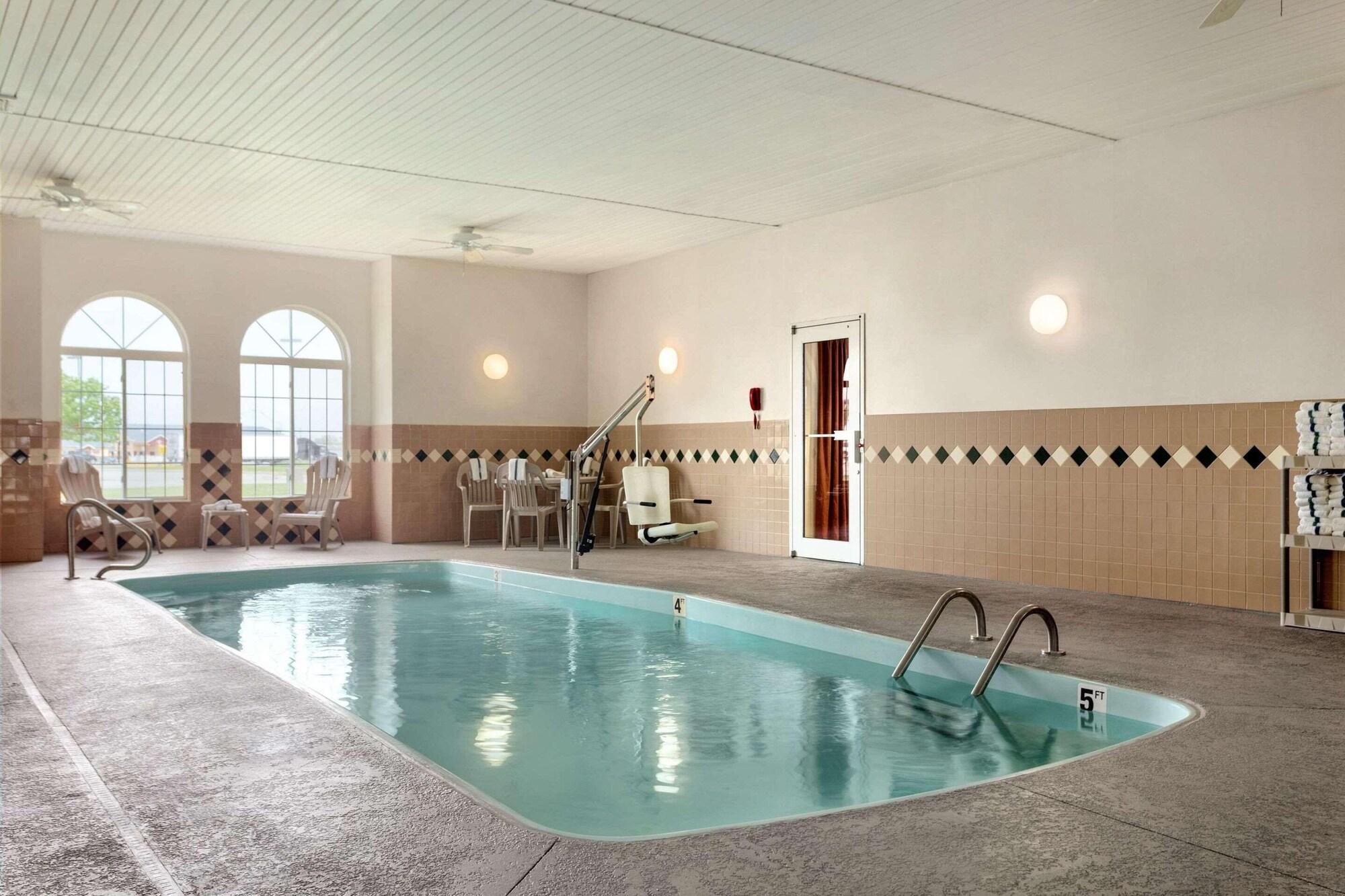 Vista Piscina Country Inn & Suites by Radisson, Nevada, MO
