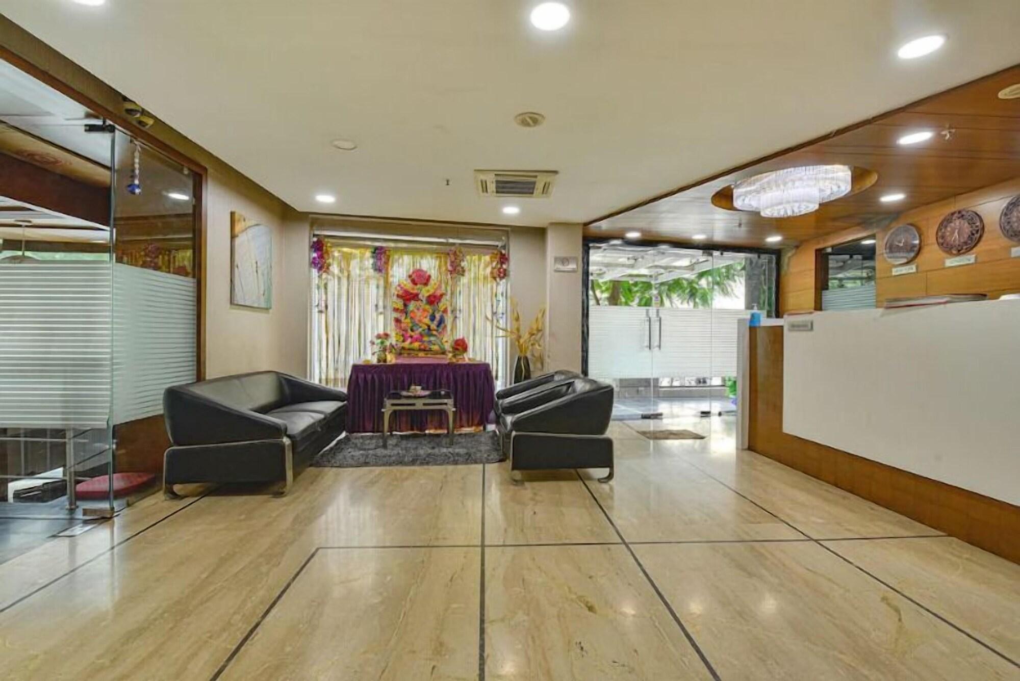 Vista Lobby Dev Aadi Hotel