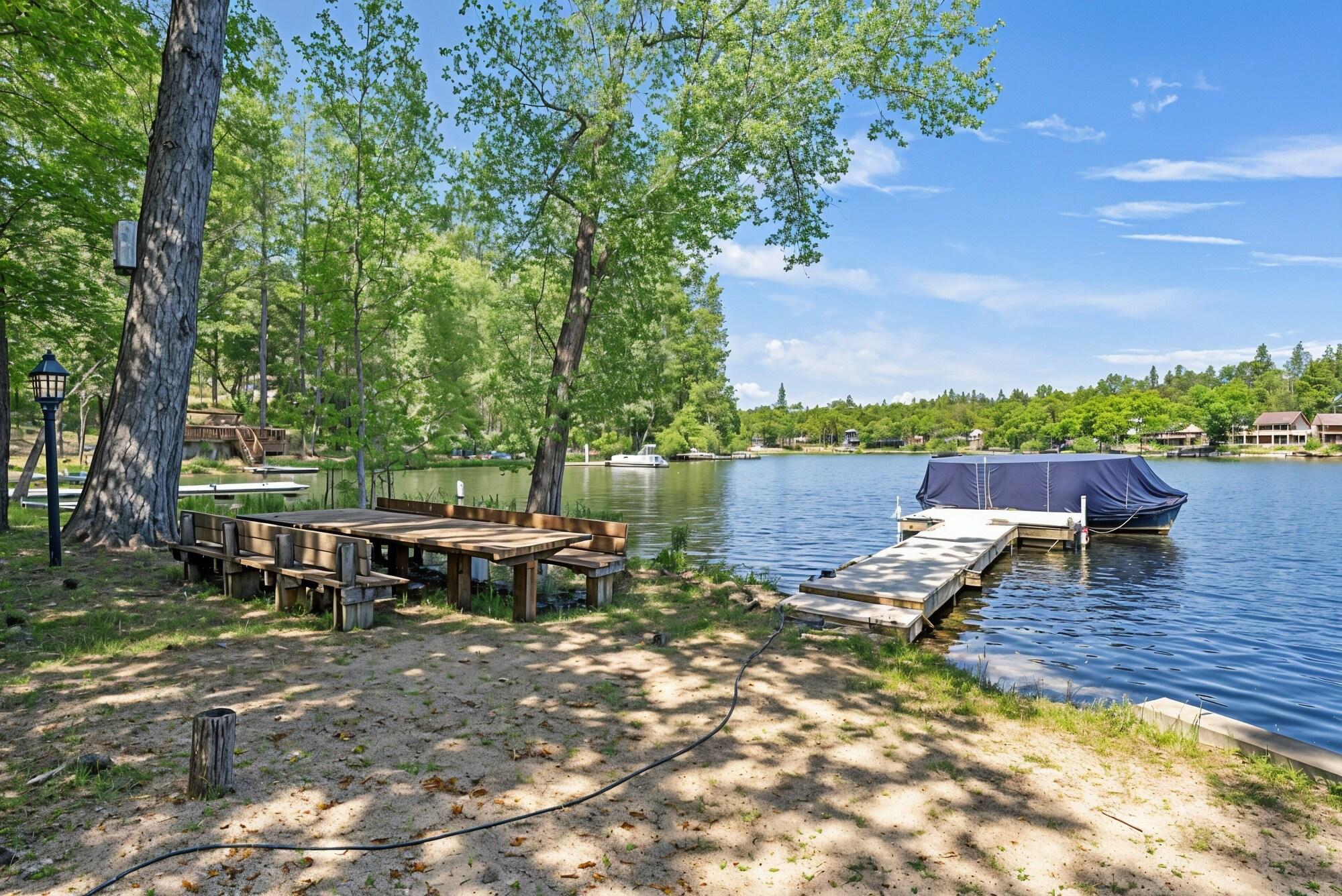 Restaurant Marina Beach Lodge - Lakefront Home on Beach! by Yosemite Region Resorts