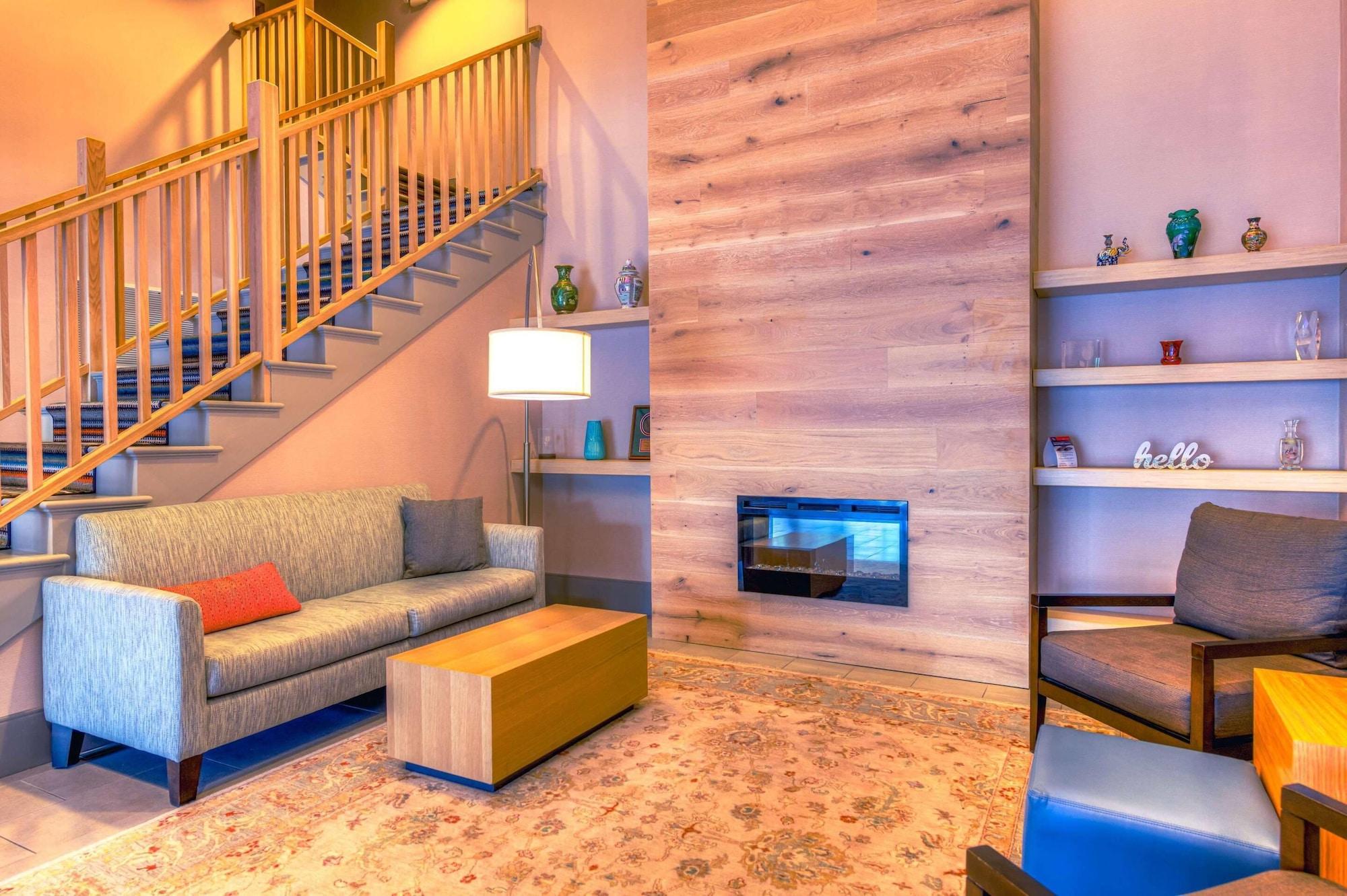 Vista Lobby Country Inn & Suites by Radisson, Crystal Lake, IL