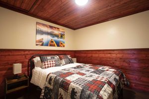 Alojamiento - Cozy Rustic Getaway with Year-Round Recreation