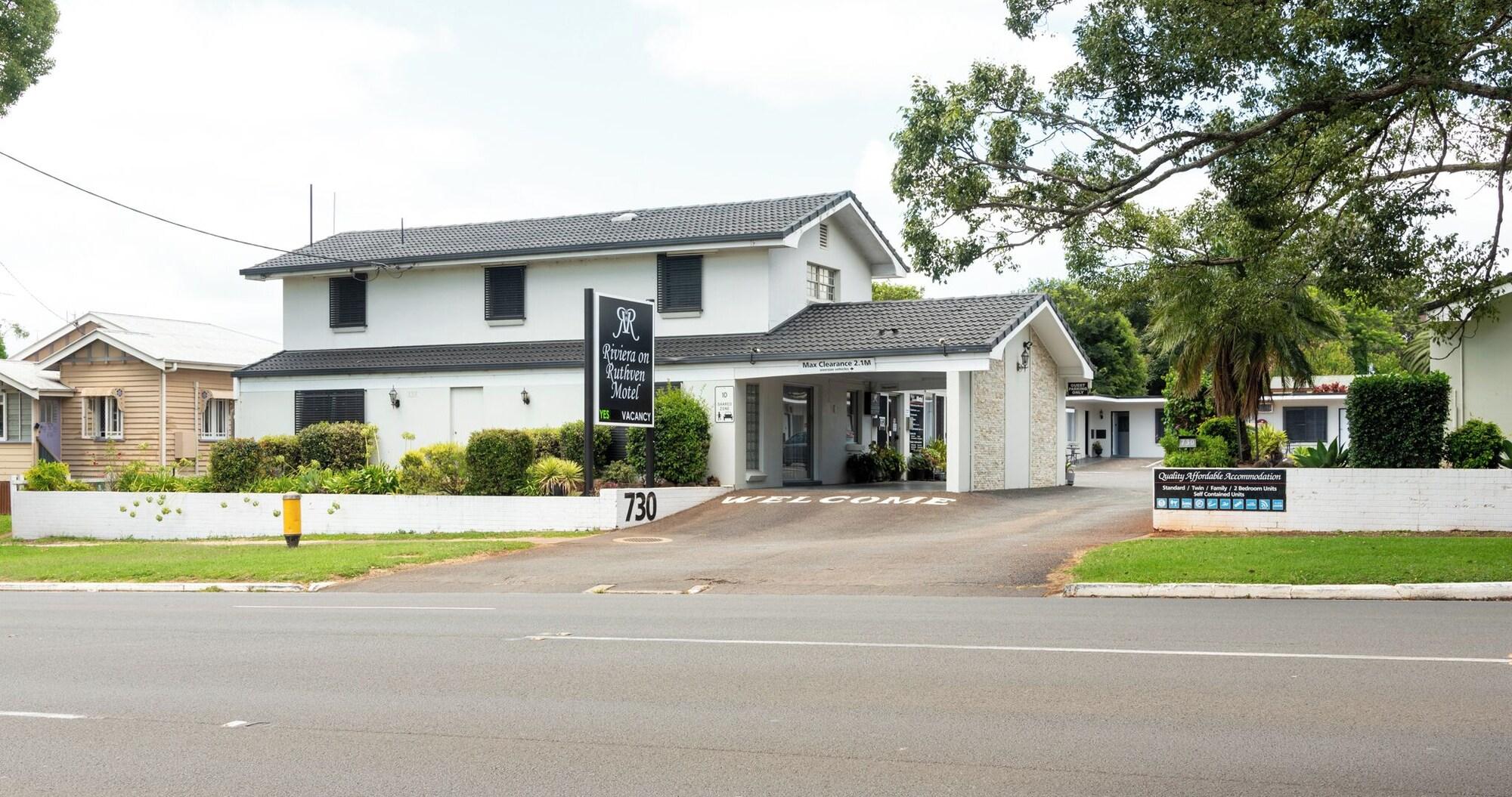 Varios Riviera on Ruthven Motel