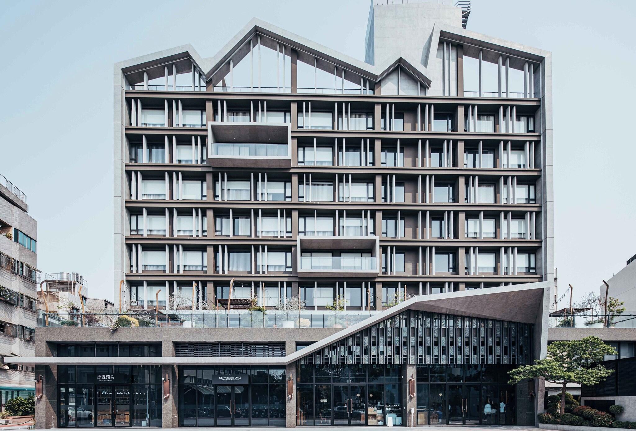 Varios U.I.J Hotel & Hostel