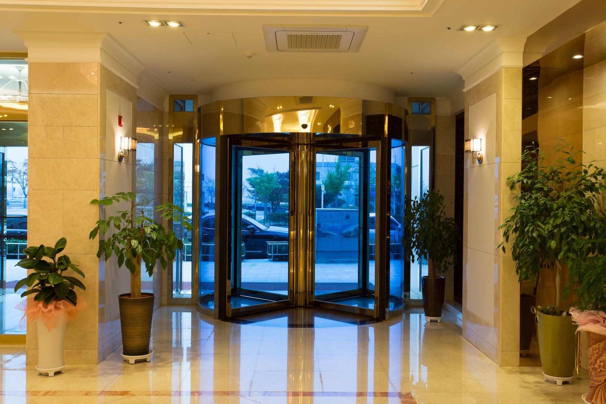 Vista Lobby Fontana Beach Hotel