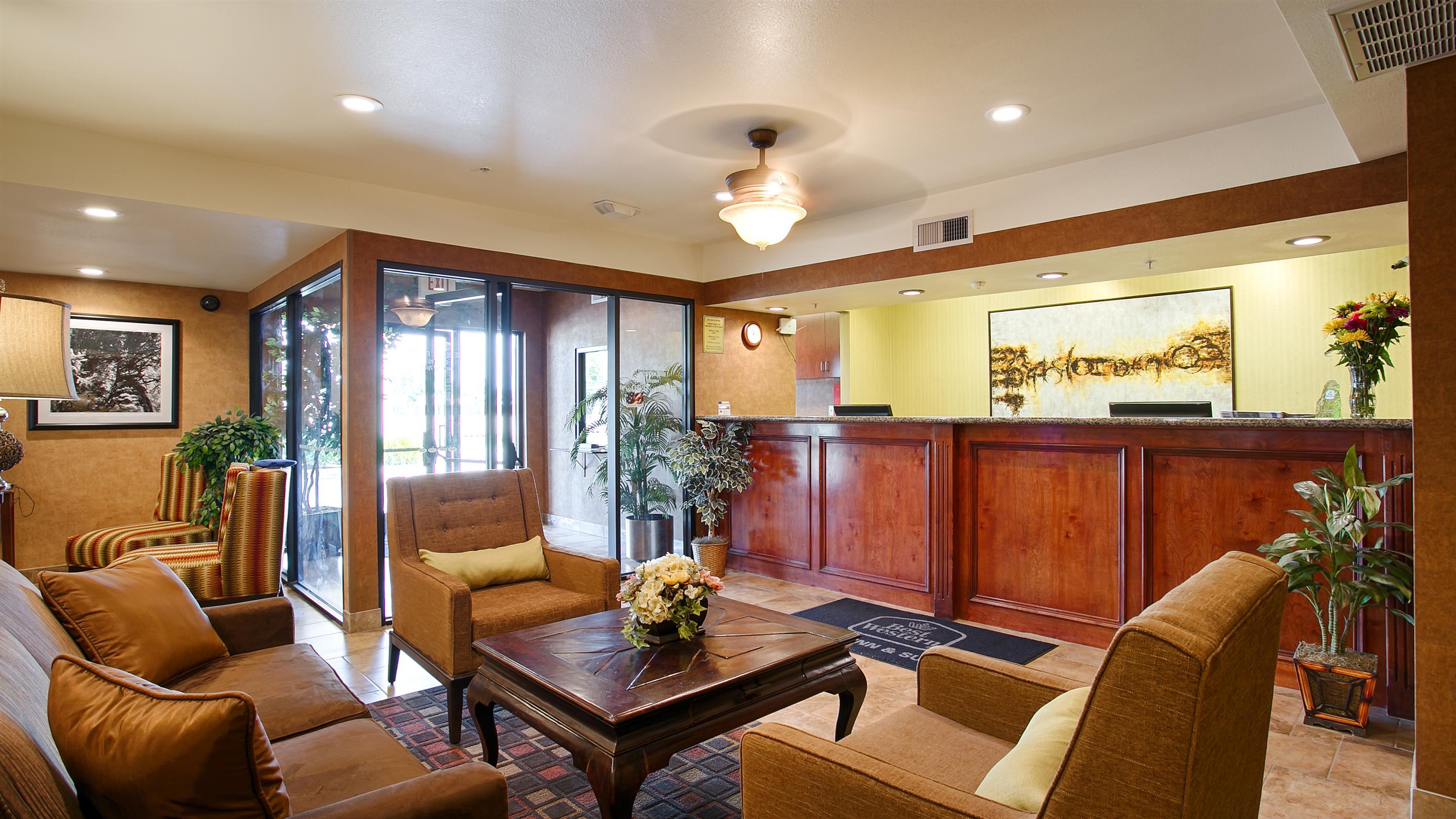 Vista Lobby Best Western Exeter Inn & Suites