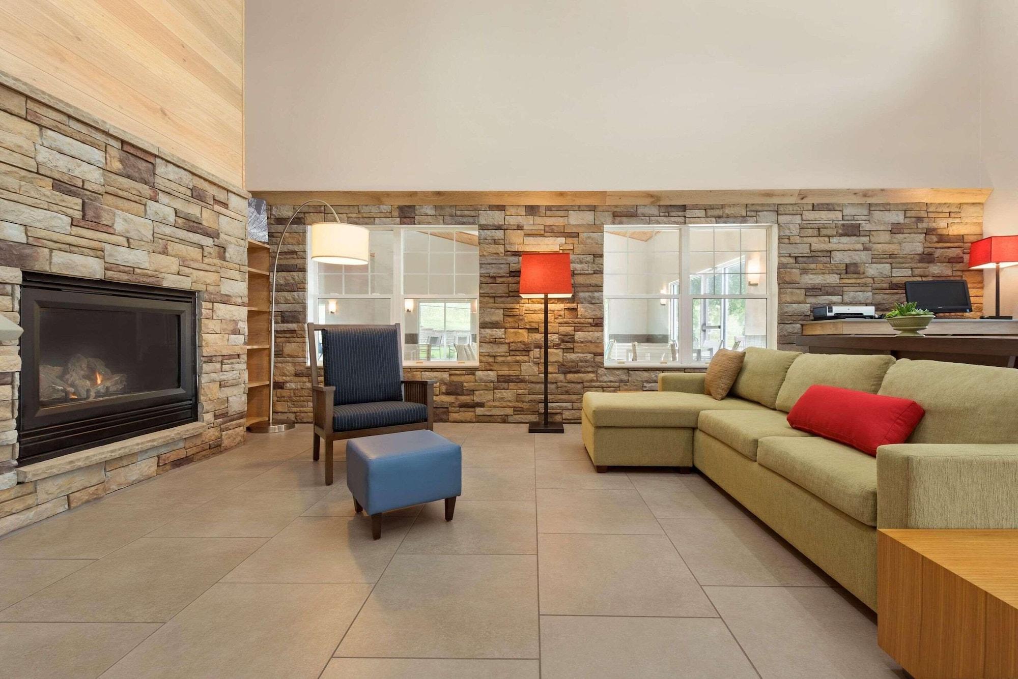Vista Lobby Country Inn & Suites by Radisson, Decorah, IA