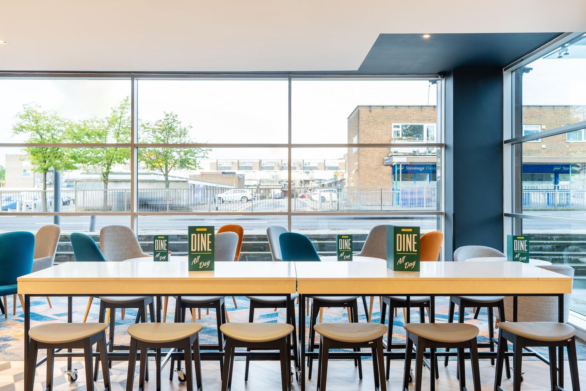 Vista Lobby Holiday Inn Stevenage by IHG