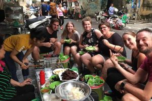 Actividad - Recorrido a pie por la comida callejera de Hanoi para el desayuno: recorrido en grupos pequeños