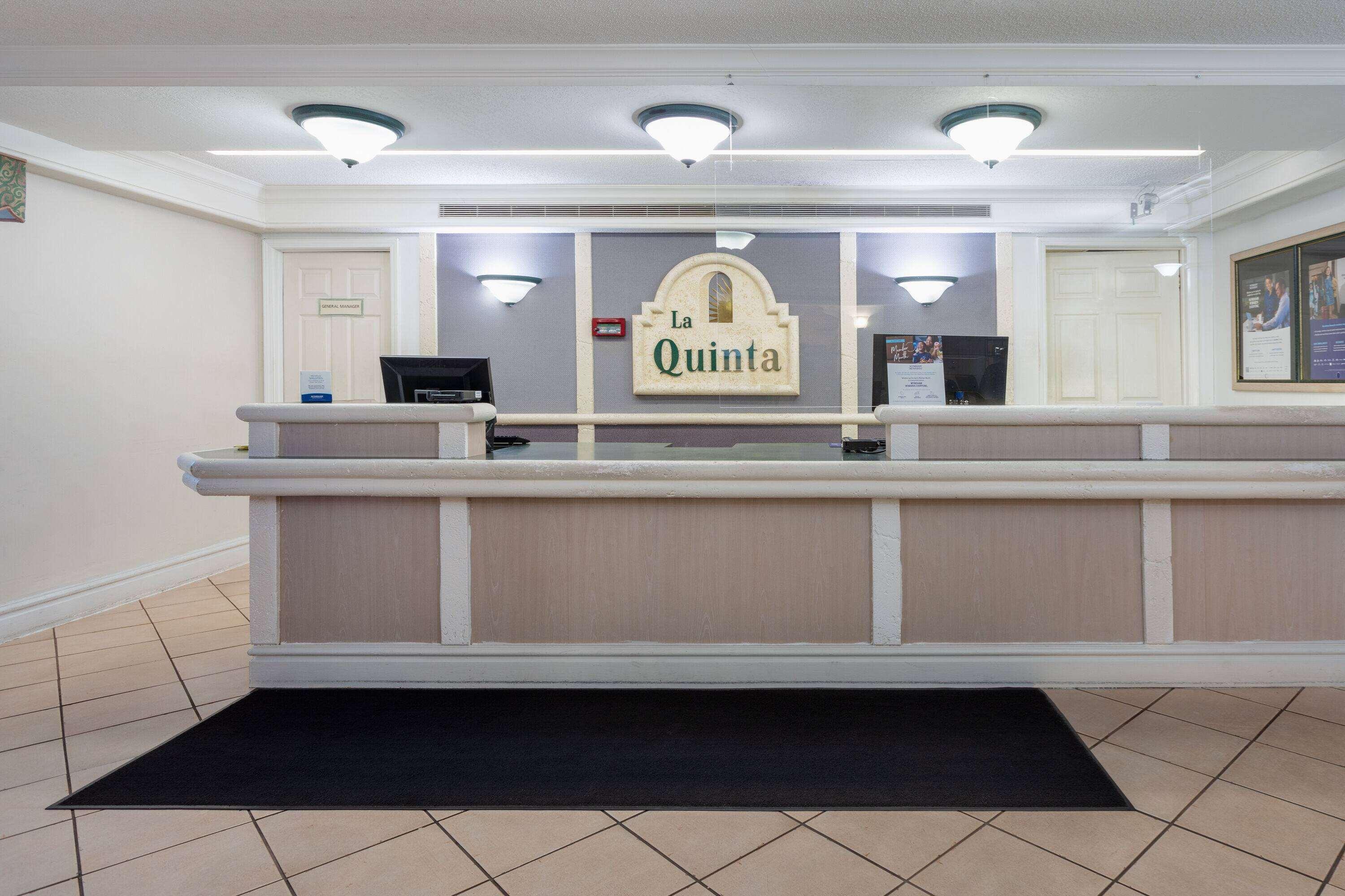 Vista Lobby La Quinta Inn by Wyndham Pensacola