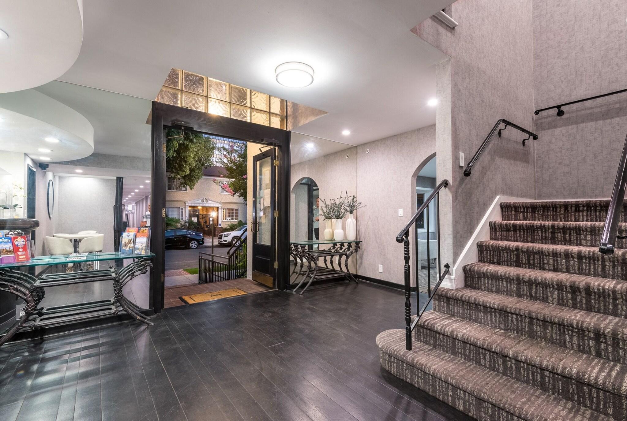 Vista Lobby Wilshire Crest