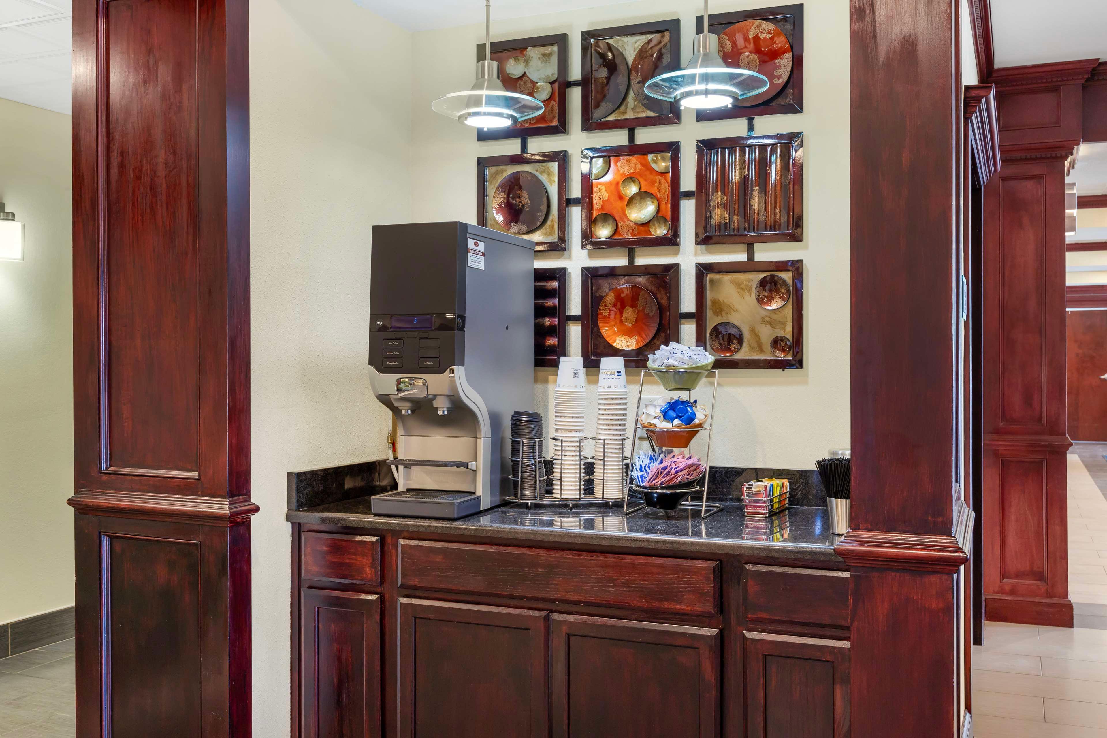 Vista Lobby Best Western Plus Pratt