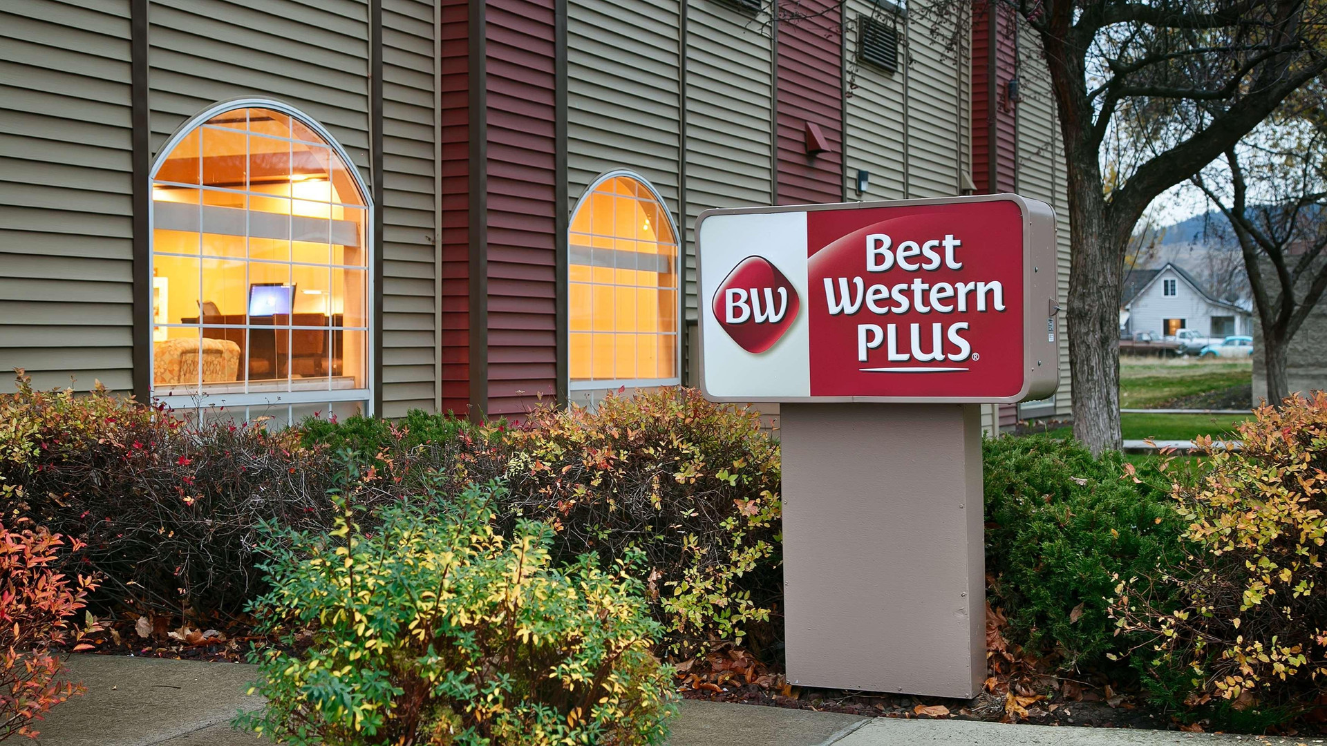 Vista Exterior Best Western Plus Rama Inn & Suites