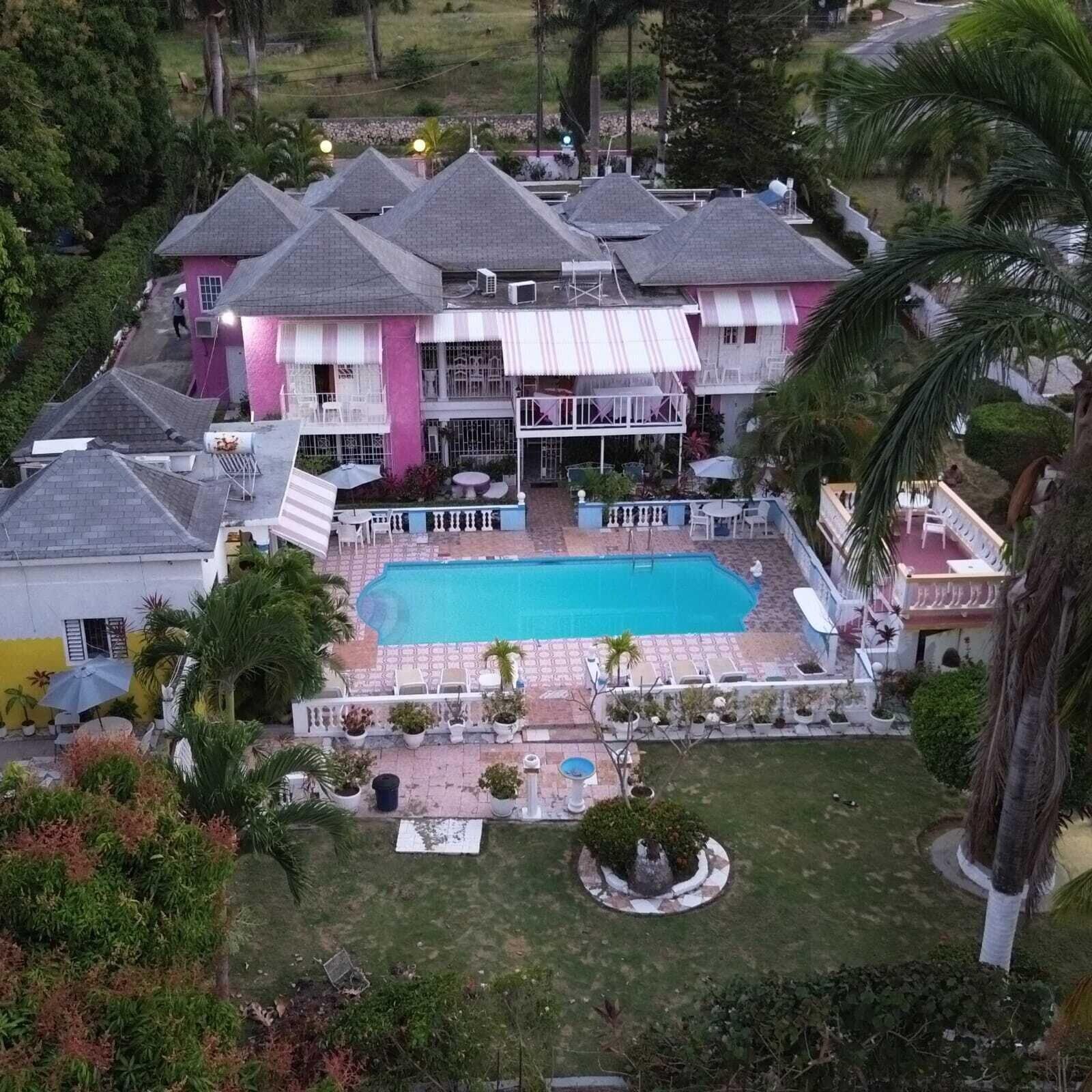 Vista Exterior PinkHibiscus Guest House