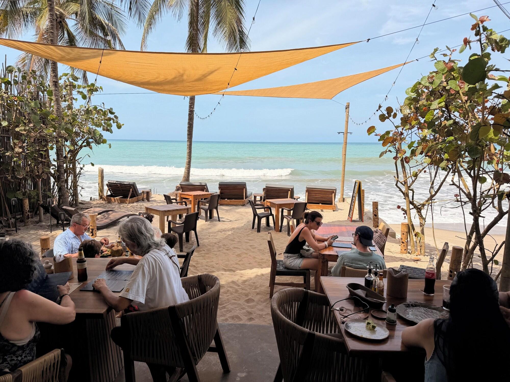 Varios Makao Beach Hotel
