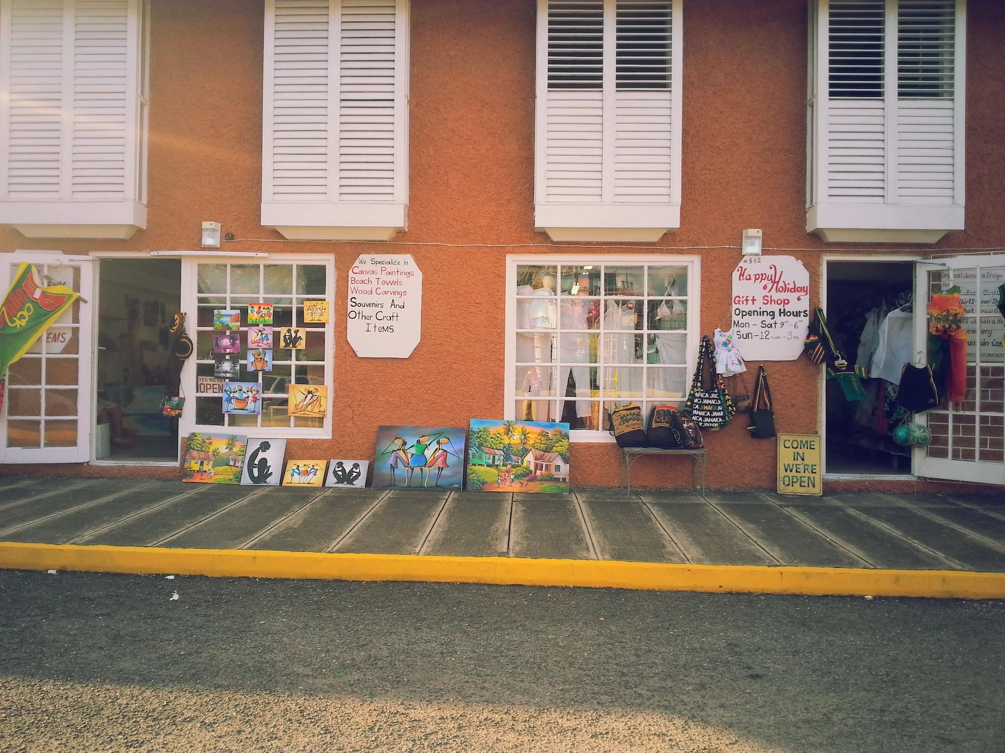 Vista Exterior Private 2 Bedroom Beachfront Penthouse Condo Ocho Rios, Jamaica