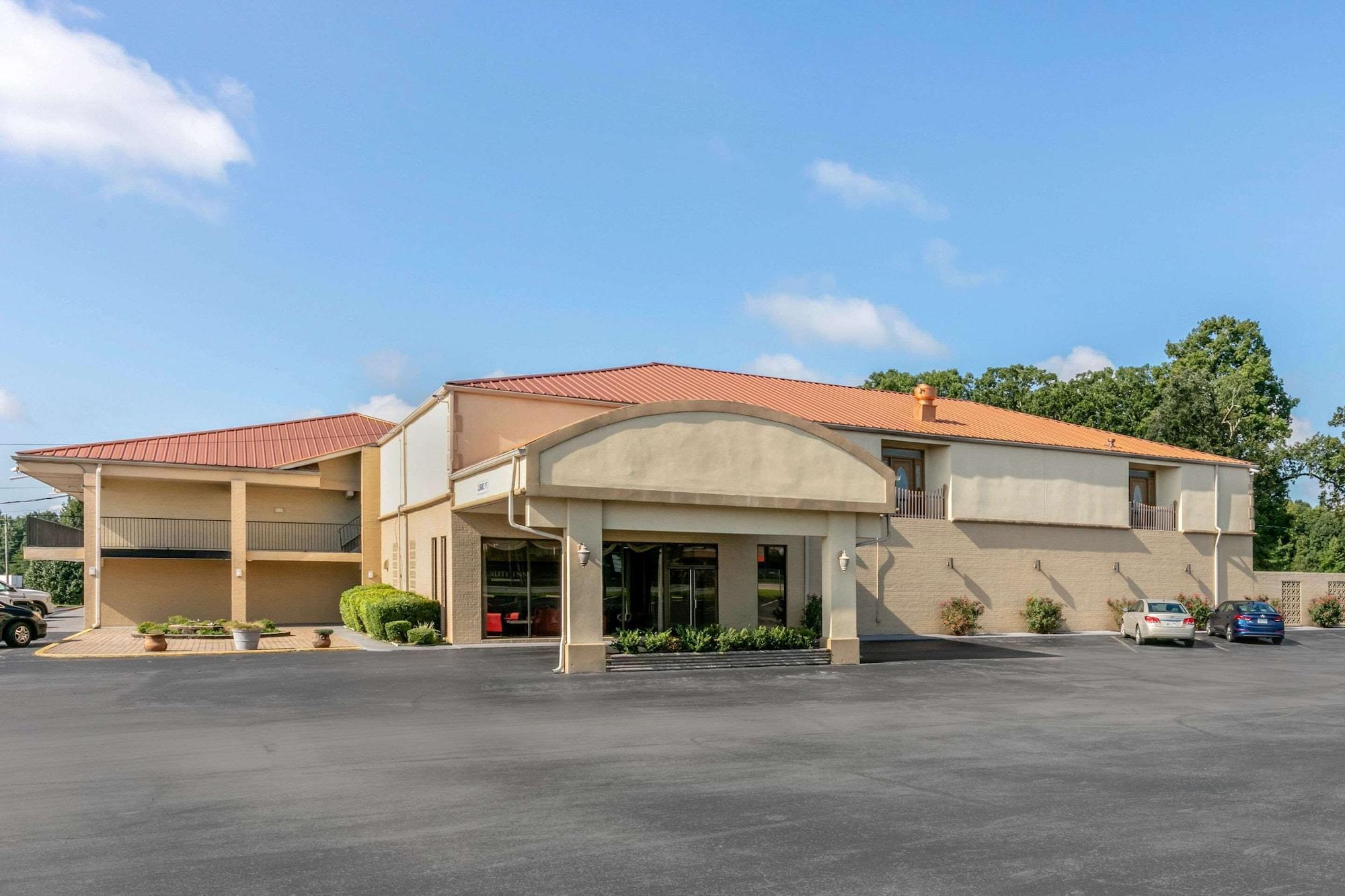 Vista Exterior Quality Inn Manchester near Arnold AFB