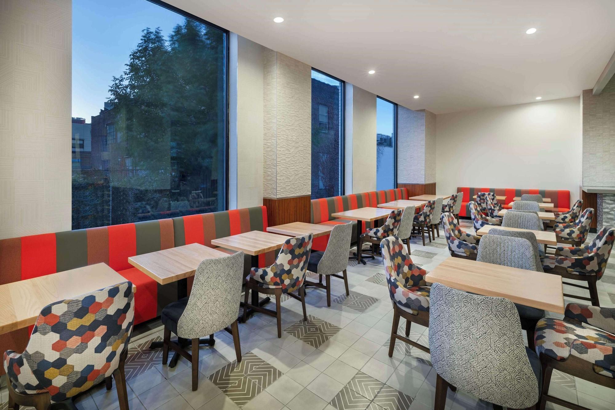 Restaurant DoubleTree by Hilton Long Island City, NY