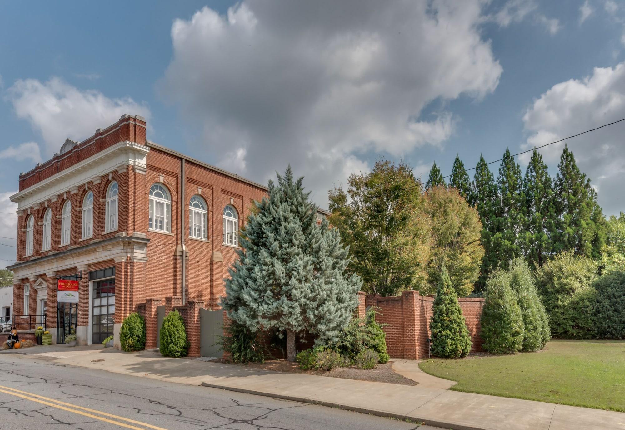 Varios The Firehouse Inn