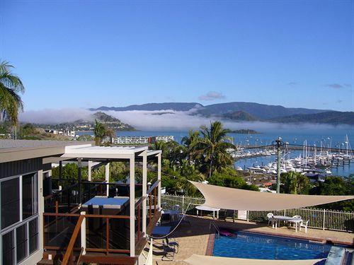 Varios Airlie Apartments