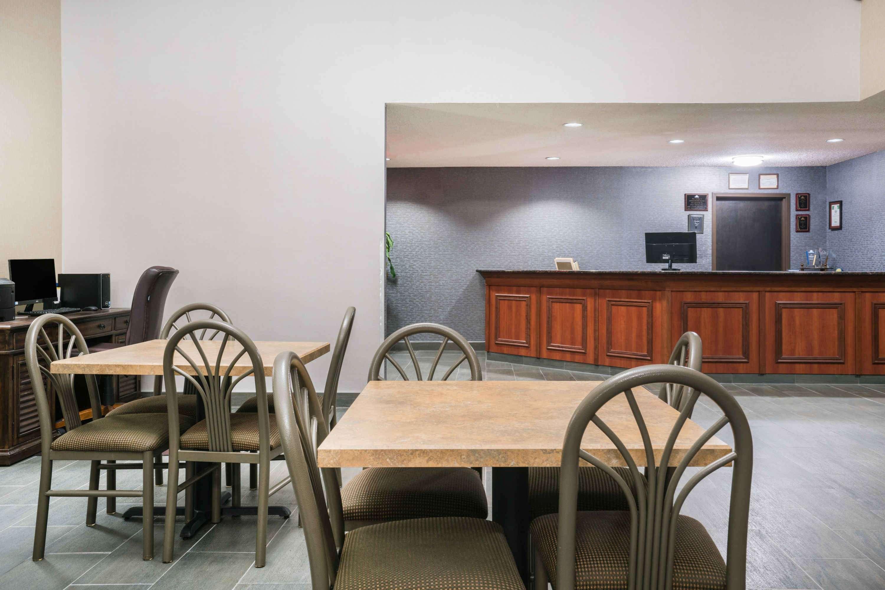 Vista Lobby Days Inn & Suites by Wyndham Wausau