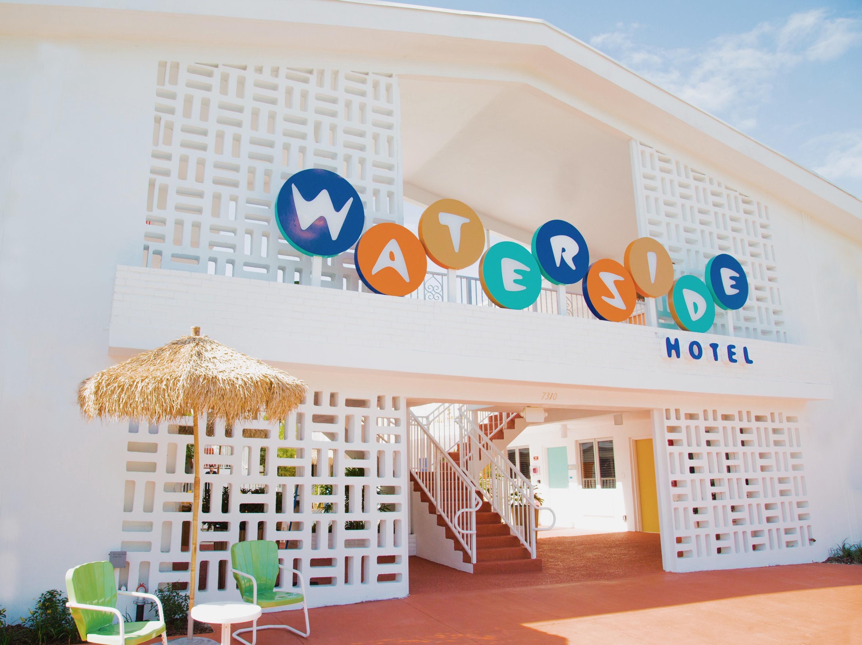 Vista Exterior Waterside Hotel and Suites