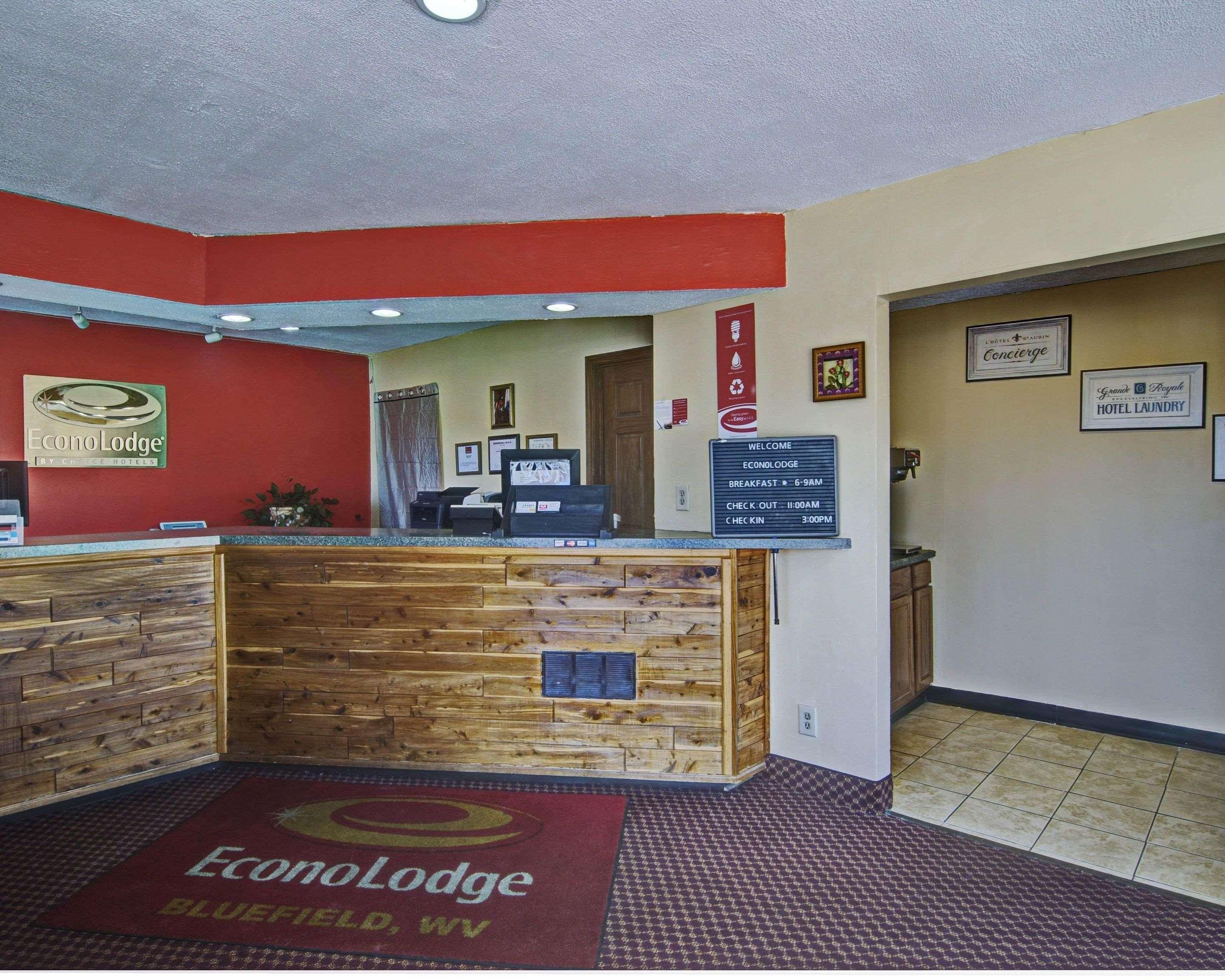 Vista Lobby Econo Lodge Near Bluefield College