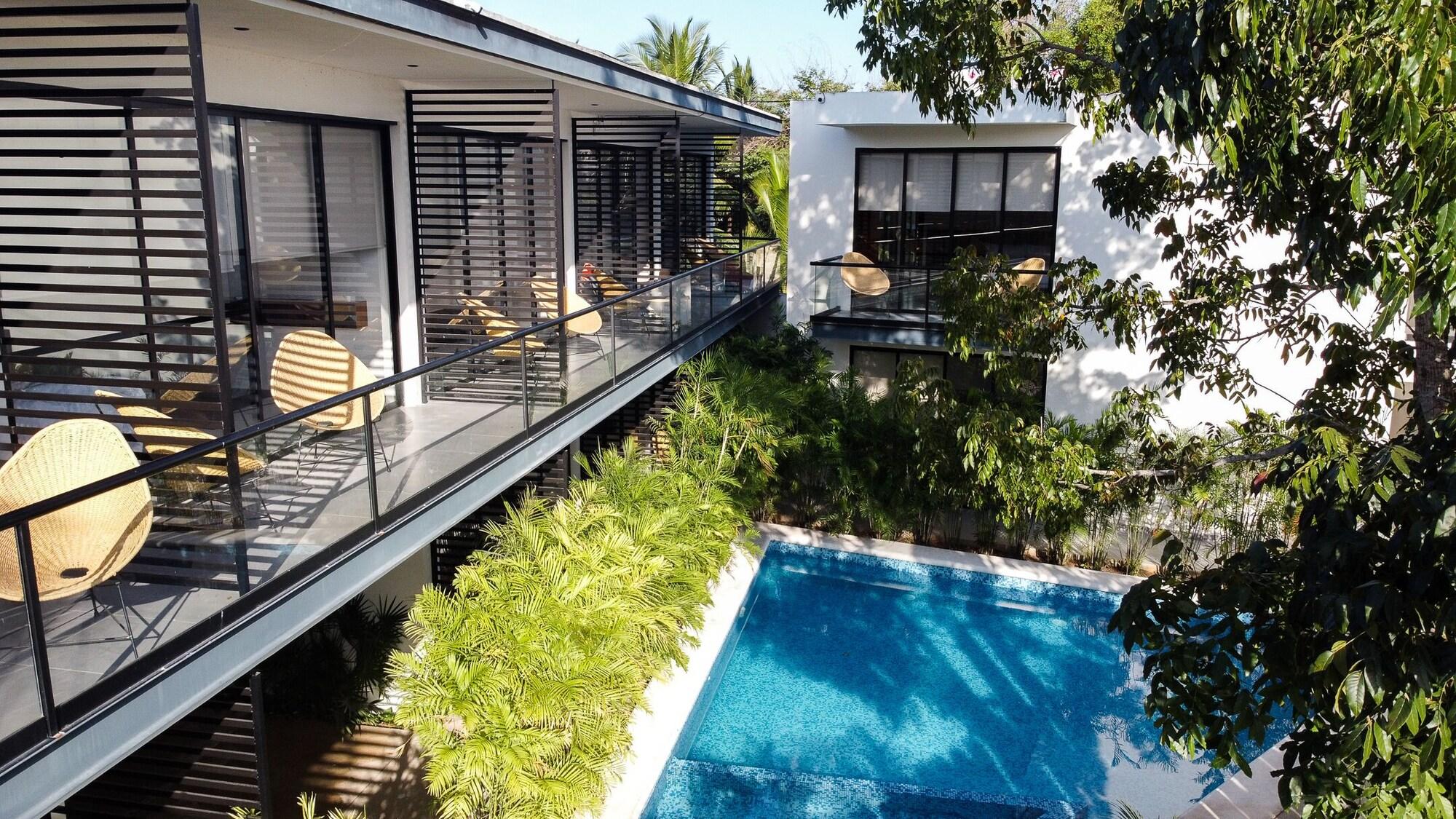 Varios Deluxe Apartments Azure