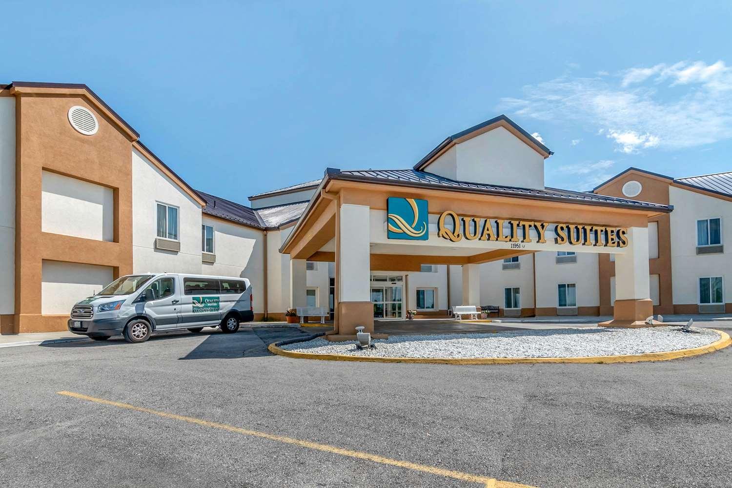 Vista Exterior Quality Suites Kansas City International Airport