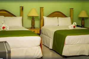Alojamiento - Deluxe Quadruple Room, 2 Queen Beds, Garden View
