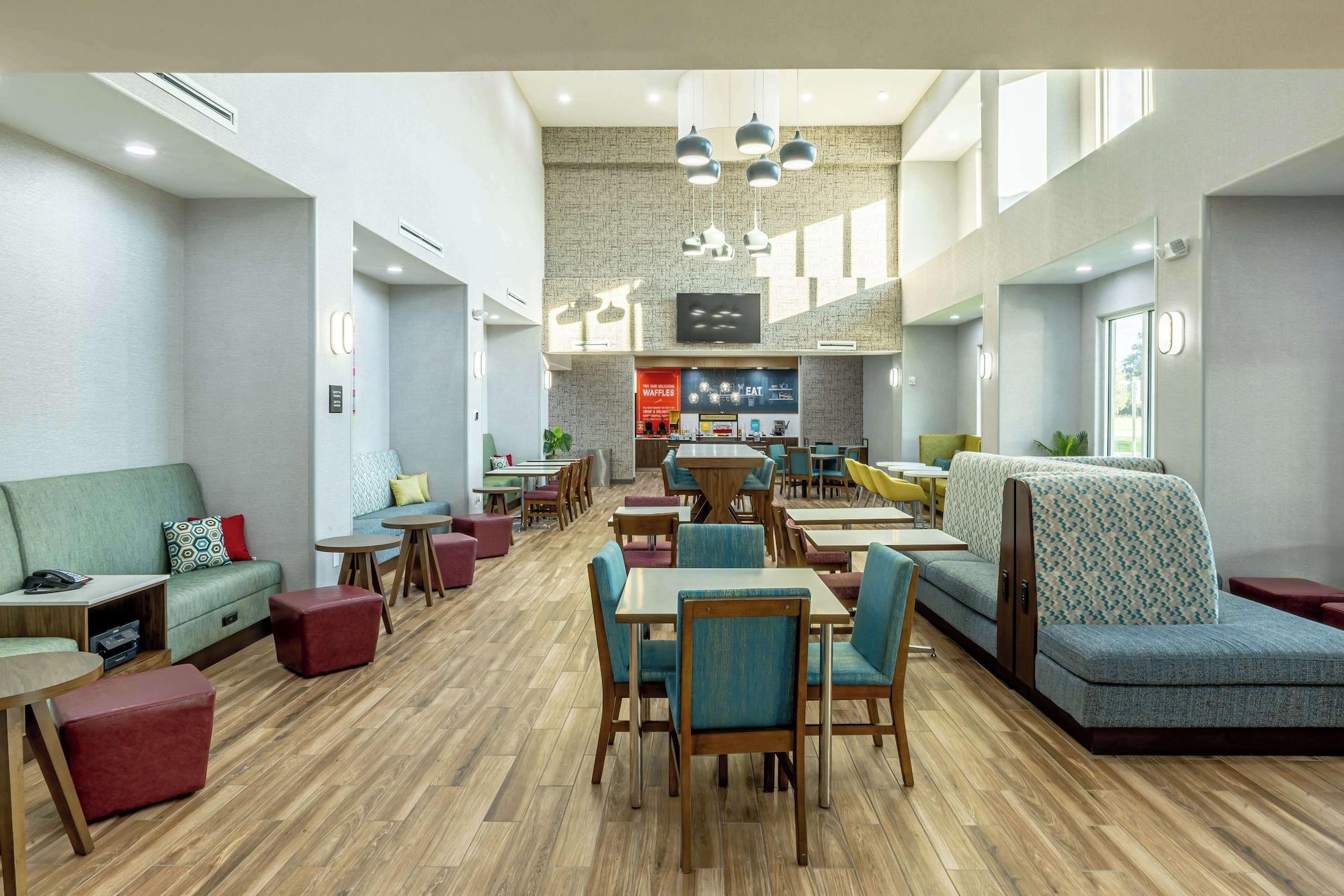 Vista Lobby Hampton Inn & Suites Cleburne