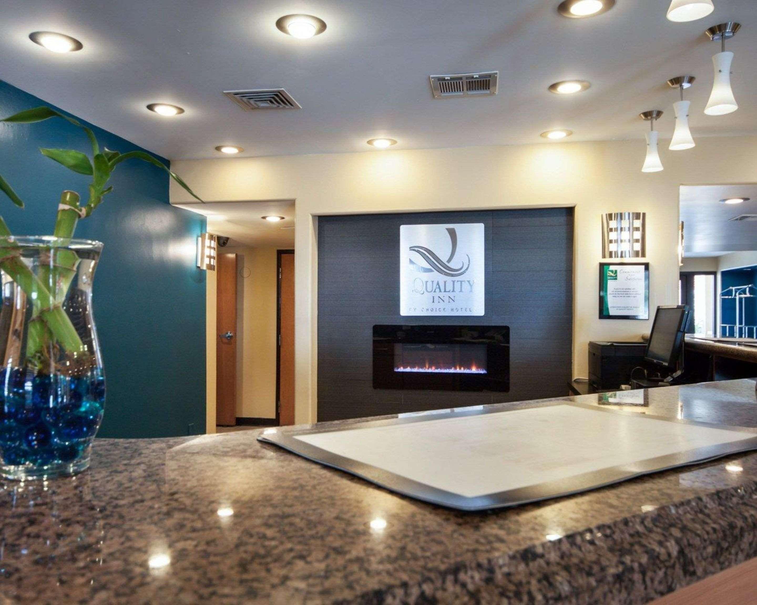 Vista Lobby Quality Inn Airport East