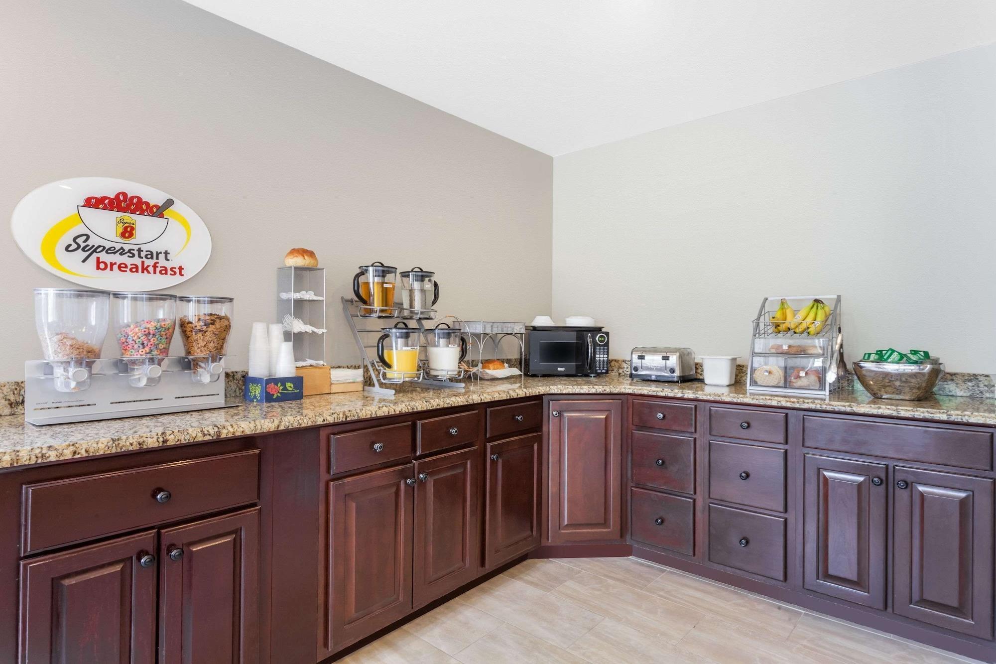 Restaurant Super 8 by Wyndham Owensboro
