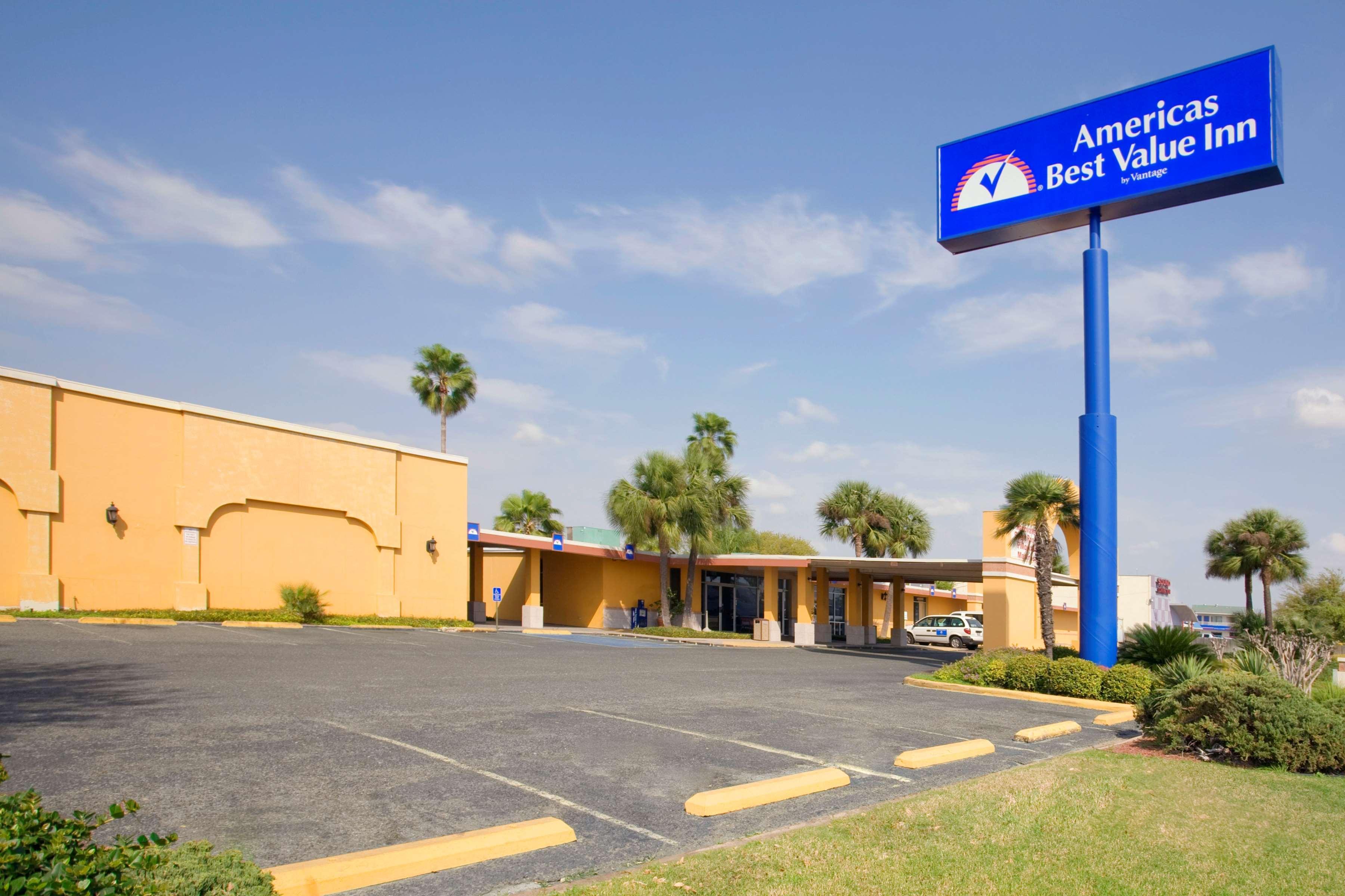 Vista Exterior Americas Best Value Inn Laredo