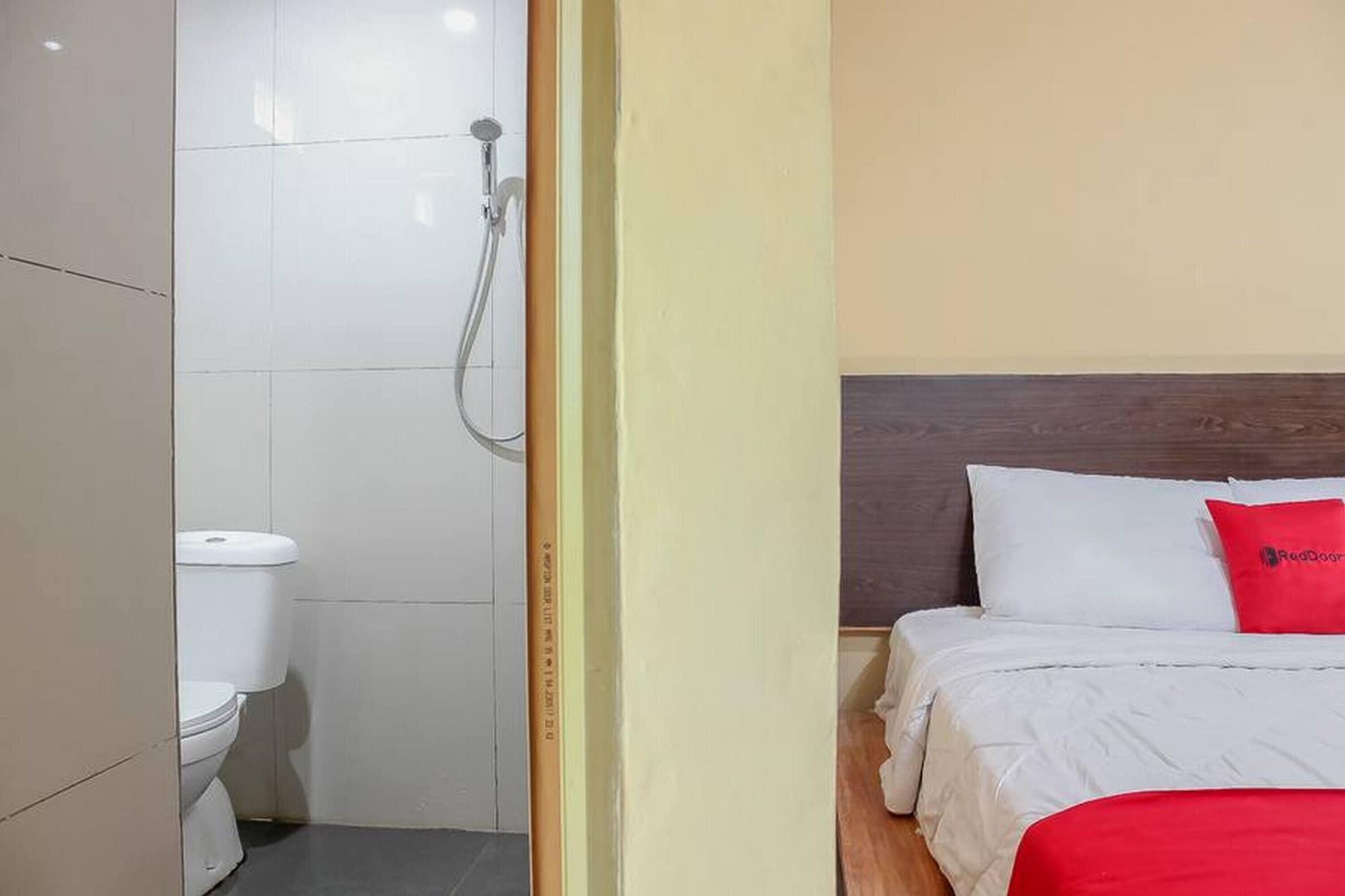 Equipamiento de Habitación RedDoorz Syariah near Pasar Modern Cikopo